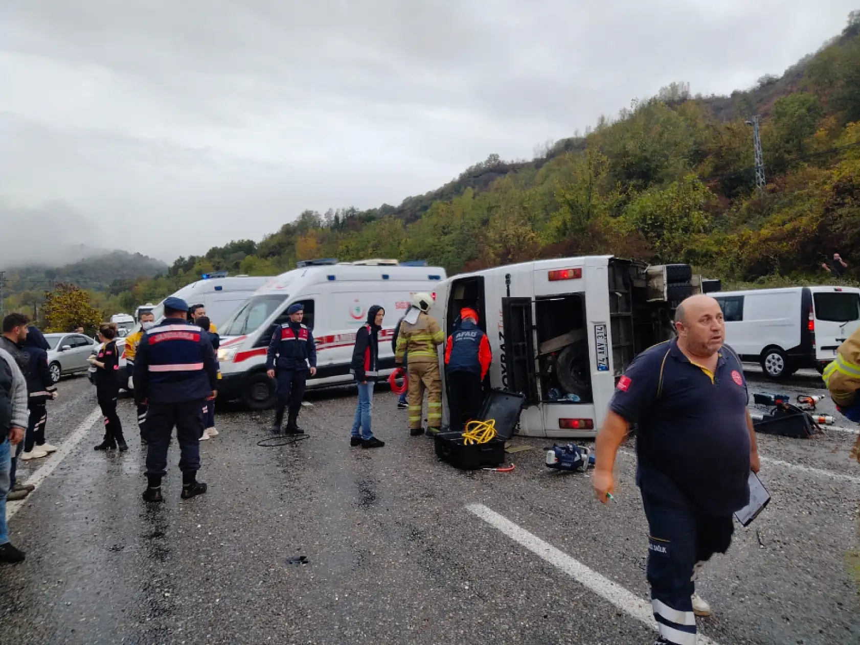 Bartın'da işçi servisi devrildi: 1 ölü 19 yaralı