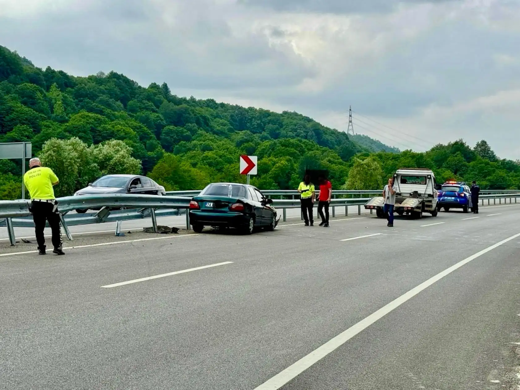 Otomobil bariyerlere çarptı