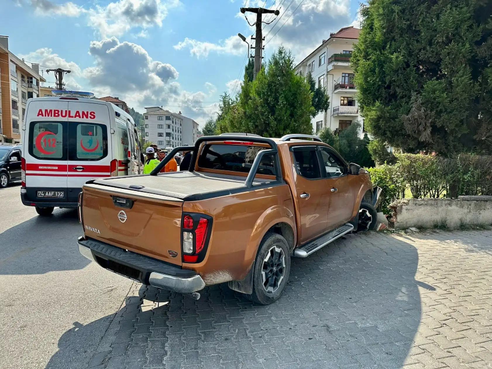 Motosiklet kamyonetin altına sıkıştı