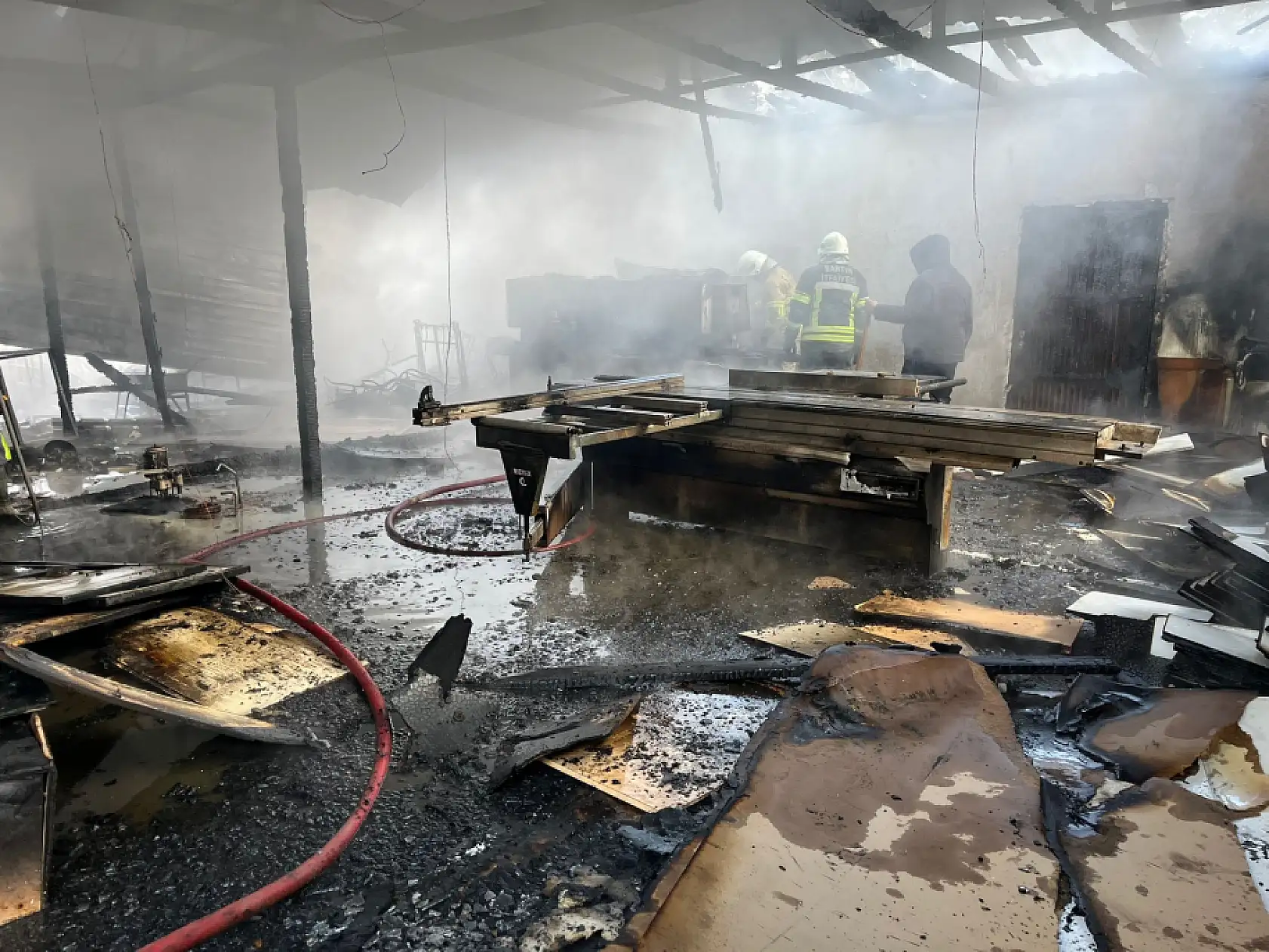 Mobilya atölyesinde yangın çıktı