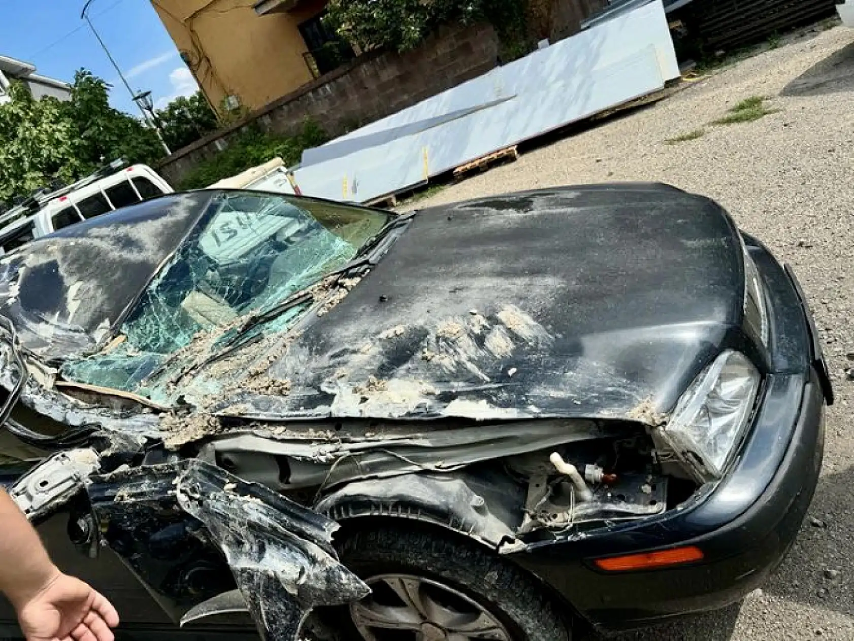 İş makinesinin altına girdi