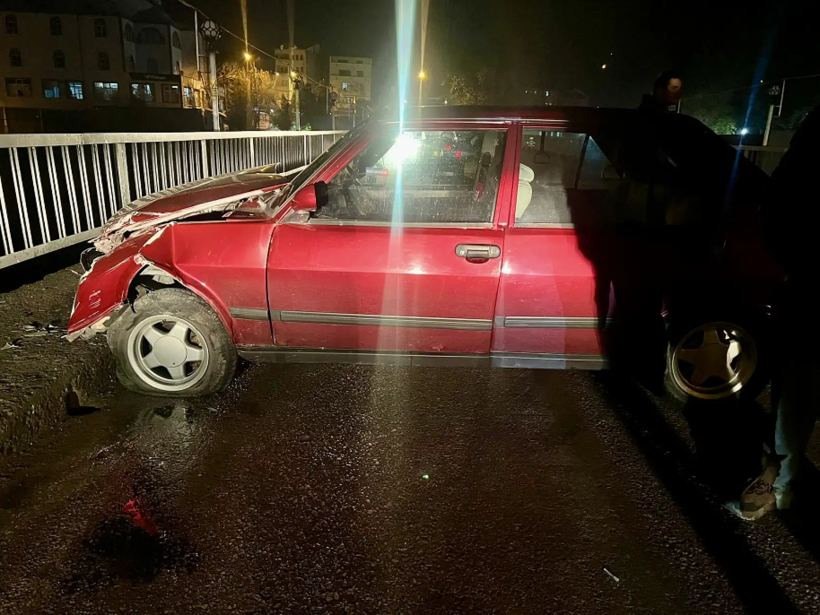 Köprüde korkuluklara çarptı