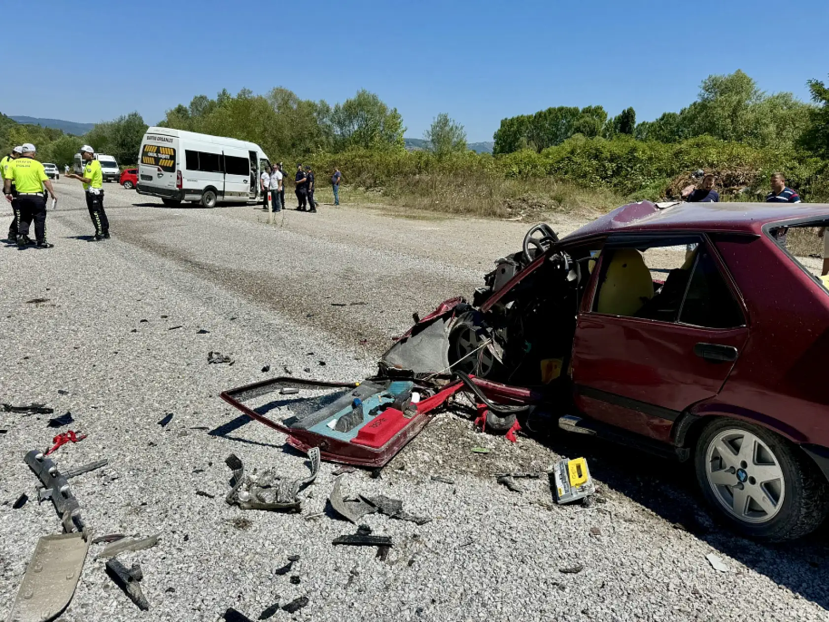 Minibüs ile Otomobil kafa kafaya çarpıştı
