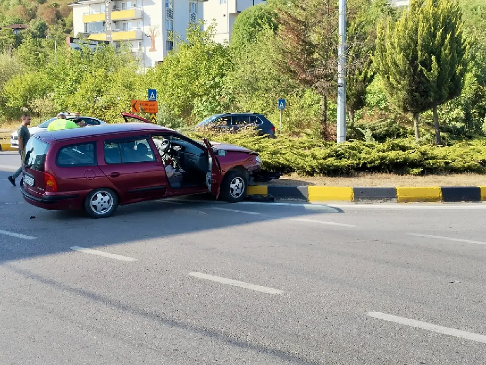 Çarpışan tofaş araziye uçtu