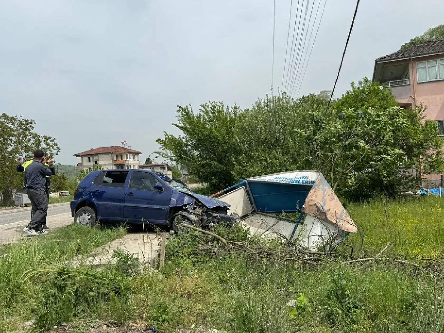 Otobüs bekleme durağına daldı