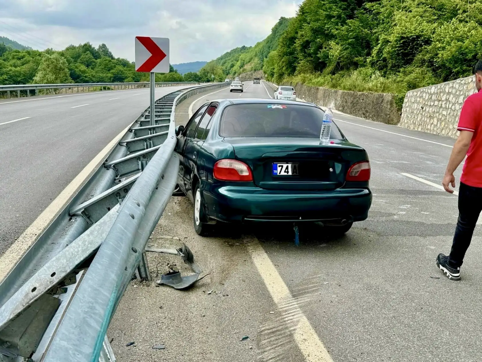 Otomobil bariyerlere çarptı