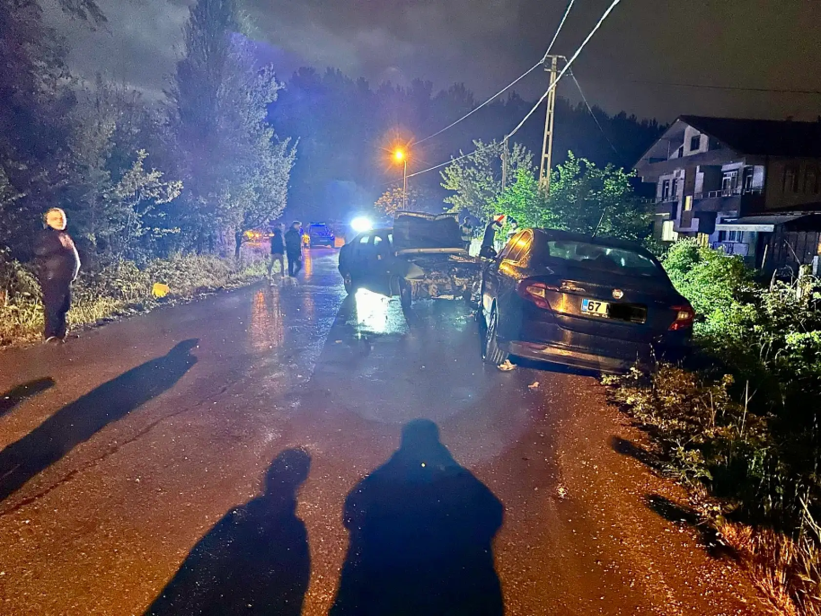 İki araç kafa kafaya çarpıştı