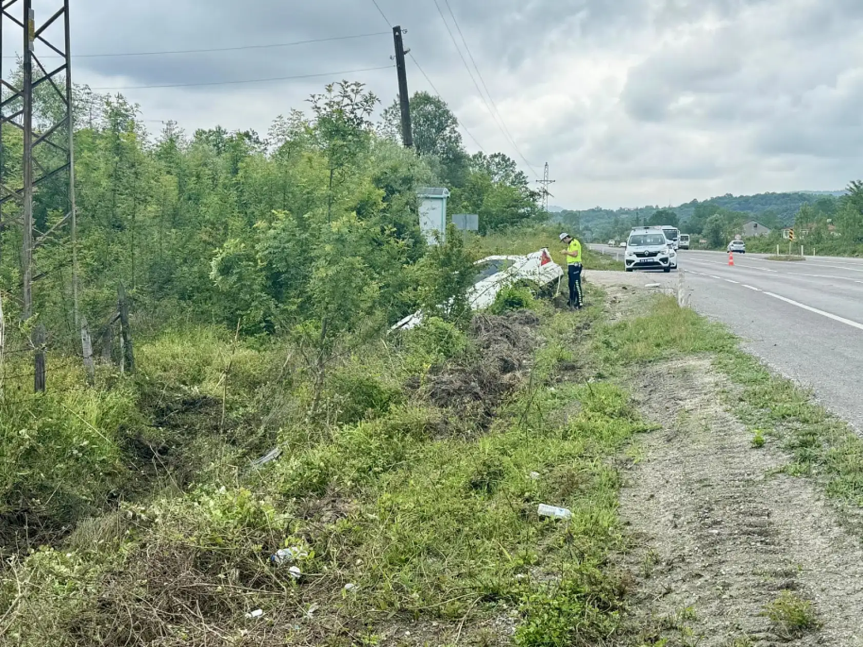 Karşı şeride geçti, şarampole uçtu