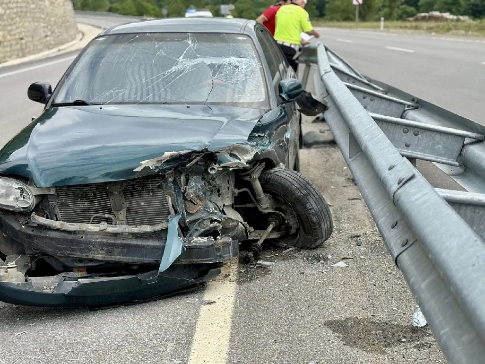 Otomobil bariyerlere çarptı