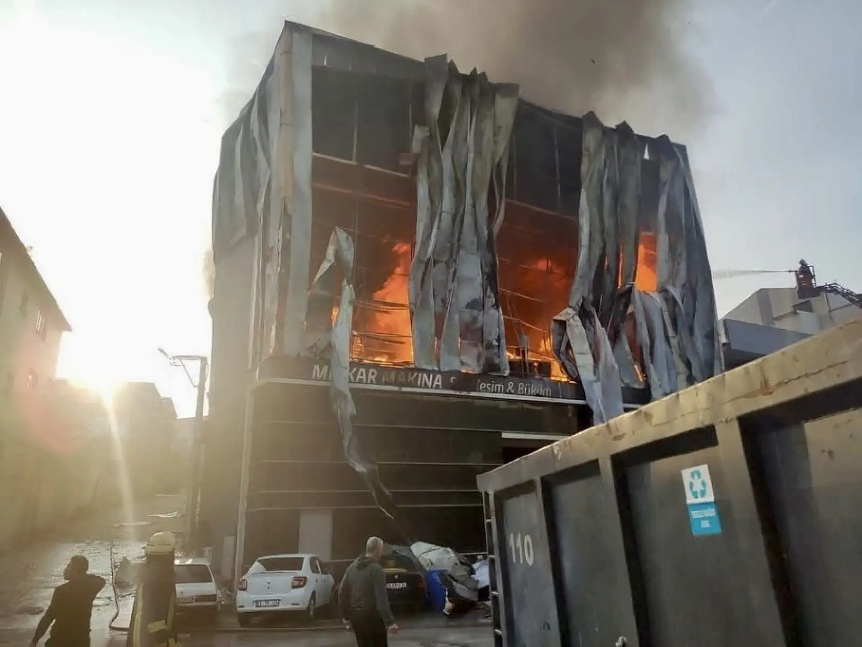 Kozmetik fabrikasında yangın