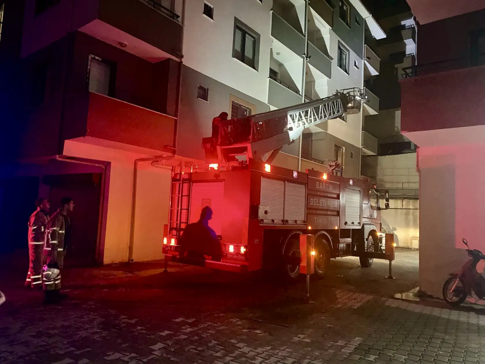 İtfaiye Ekipleri camdan içeri girdi