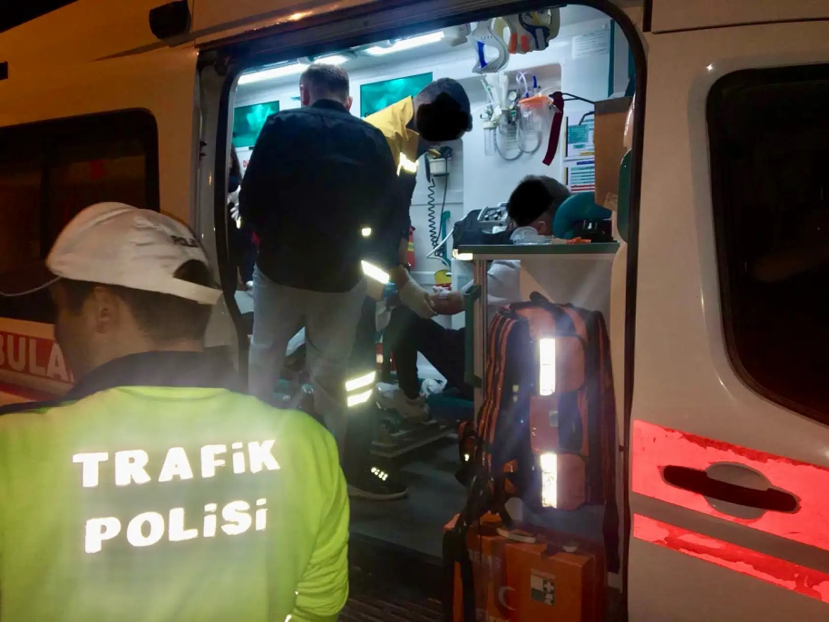 İki araç kafa kafaya çarpıştı