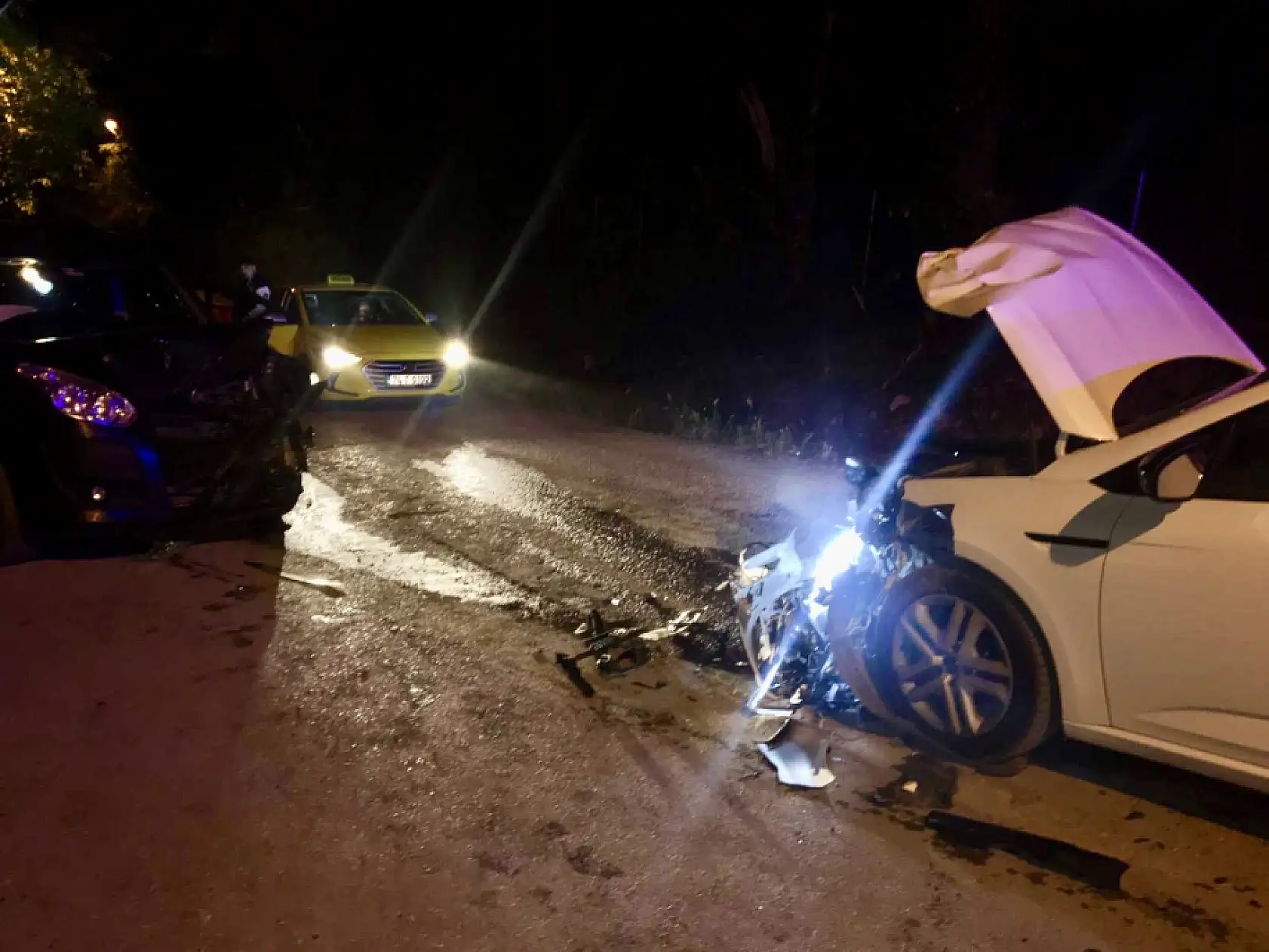 İki araç kafa kafaya çarpıştı