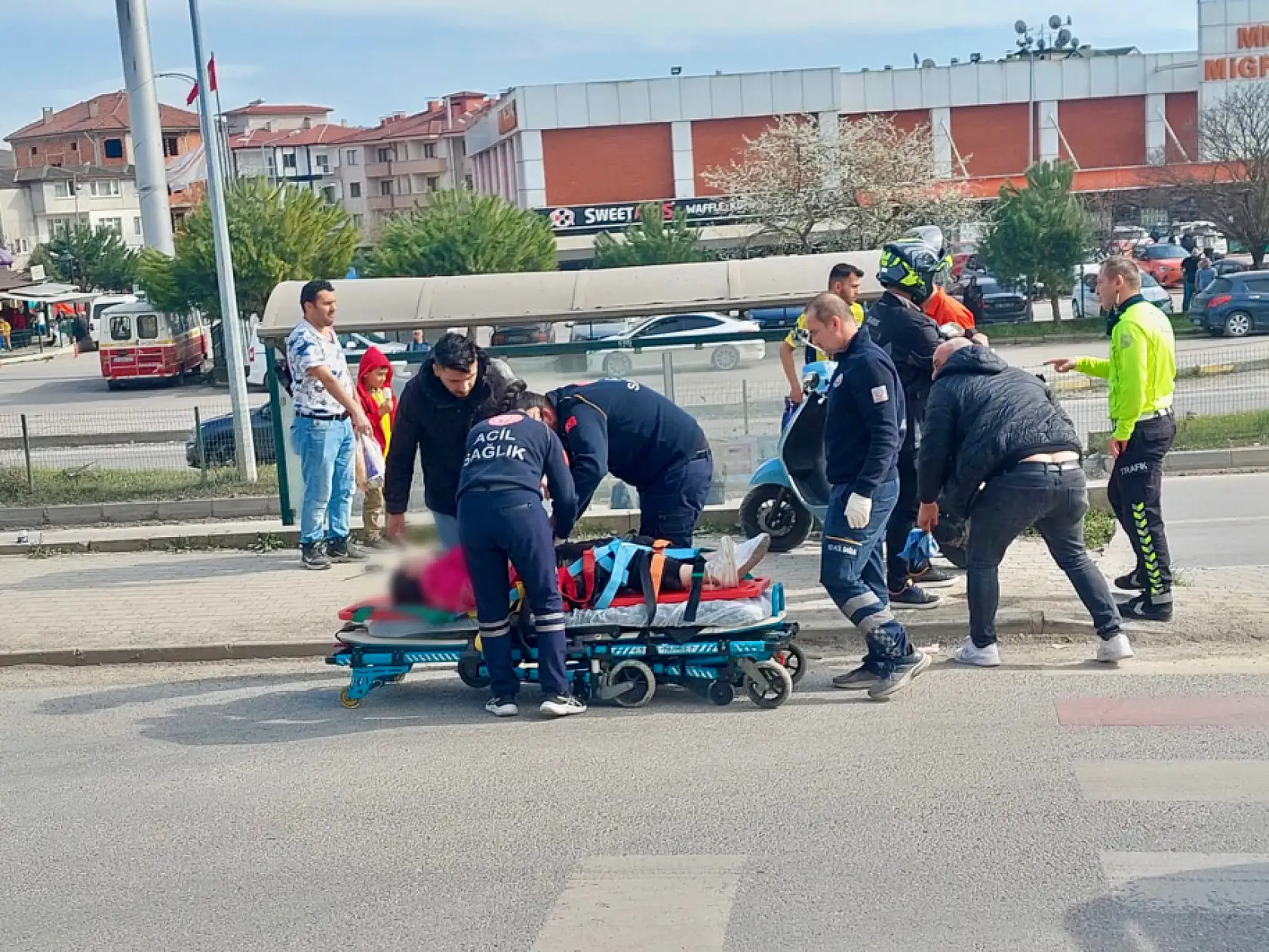 Otomobil ve motosiklet çarpıştı