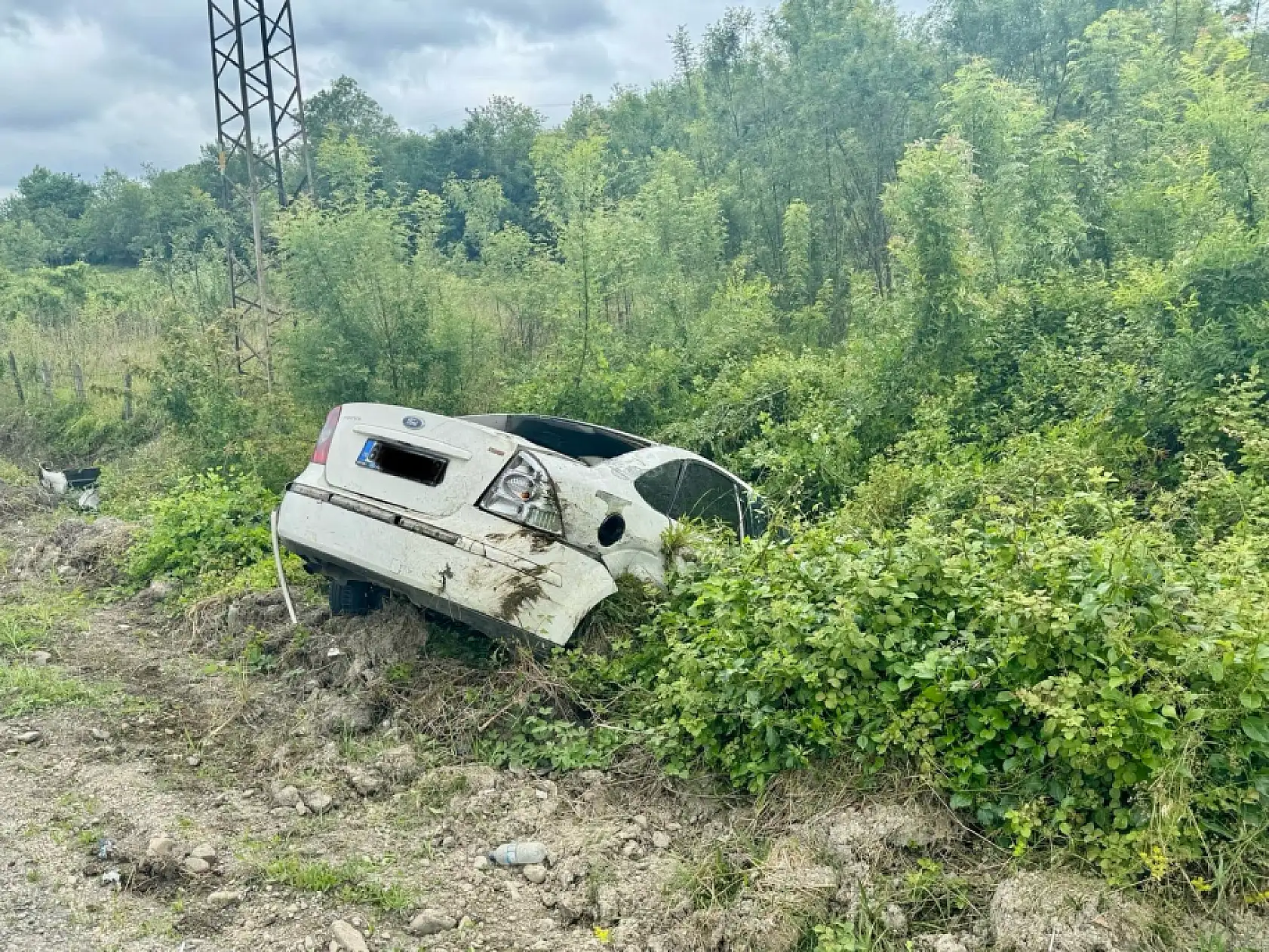 Karşı şeride geçti, şarampole uçtu