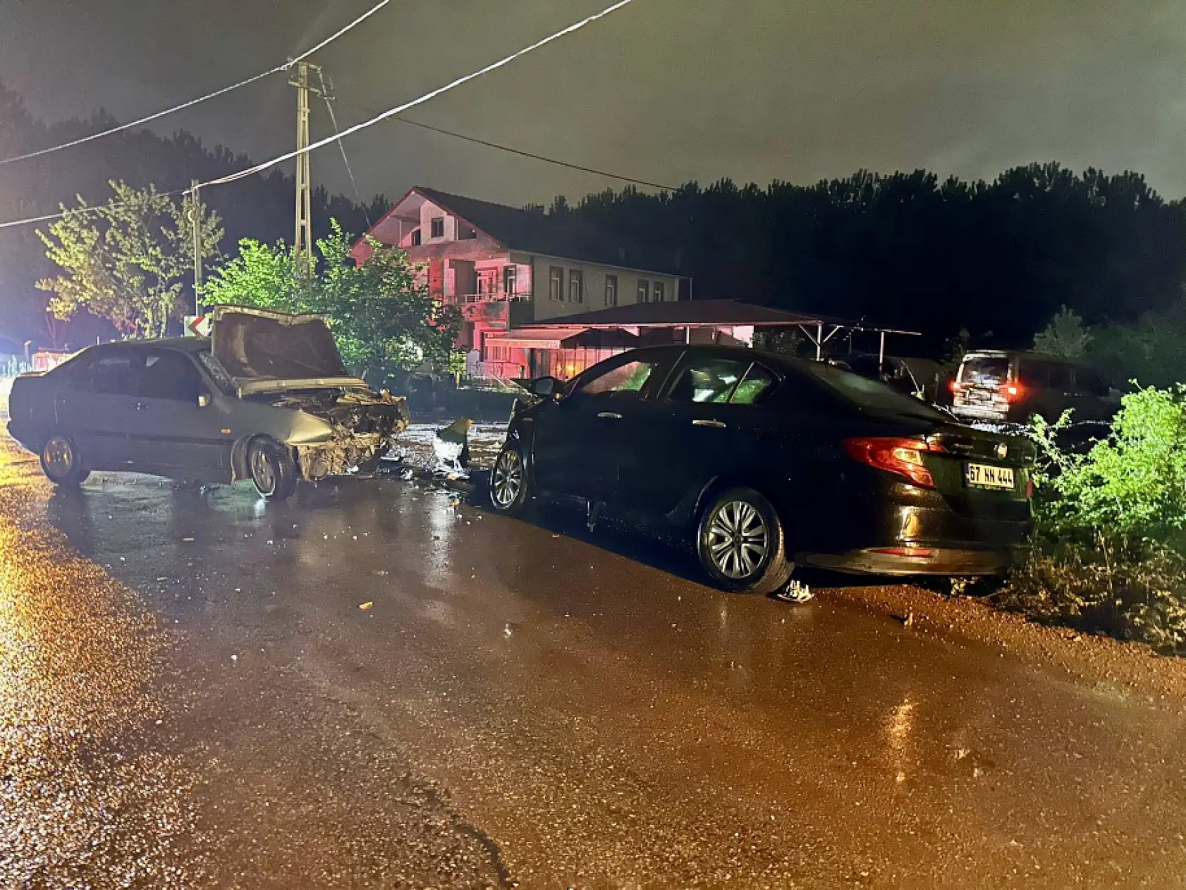 İki araç kafa kafaya çarpıştı