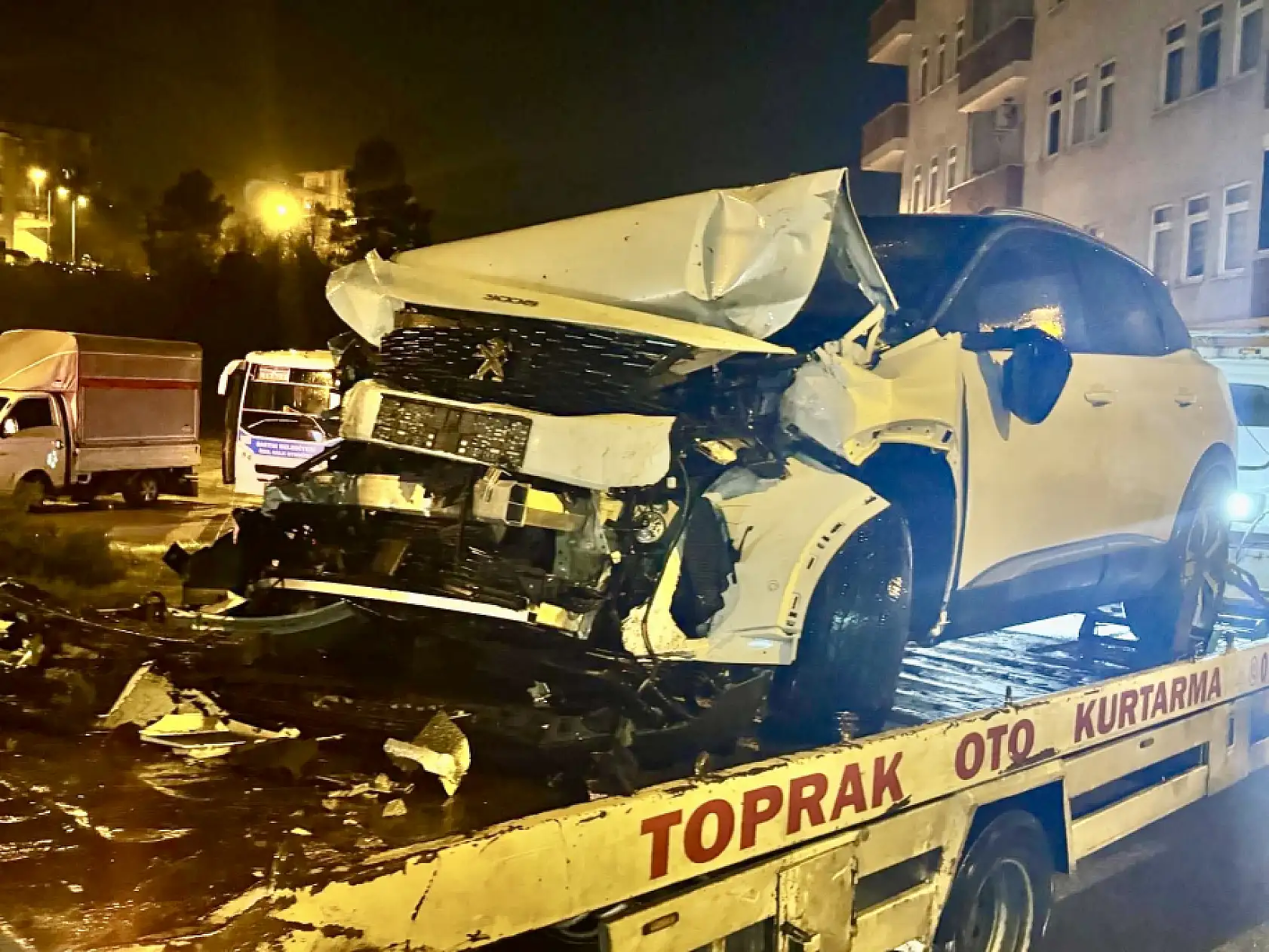 Park halindeki araca çarptı