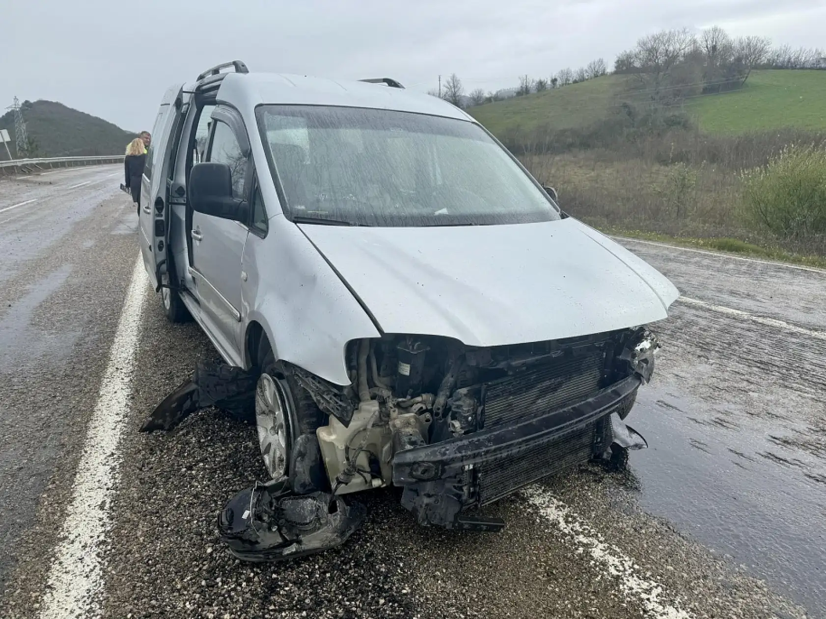 Keskin virajda bariyerlere çarptı