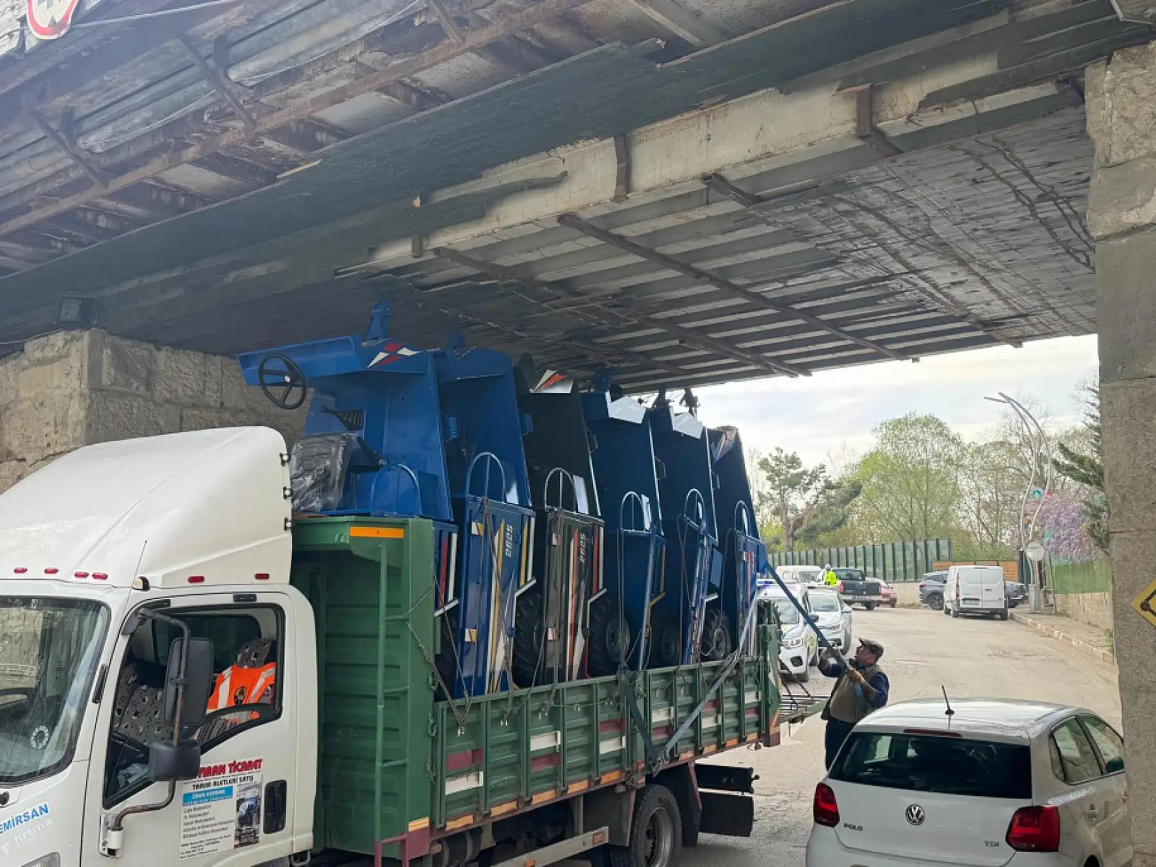 Kamyon köprüye takıldı, trafik kilitlendi