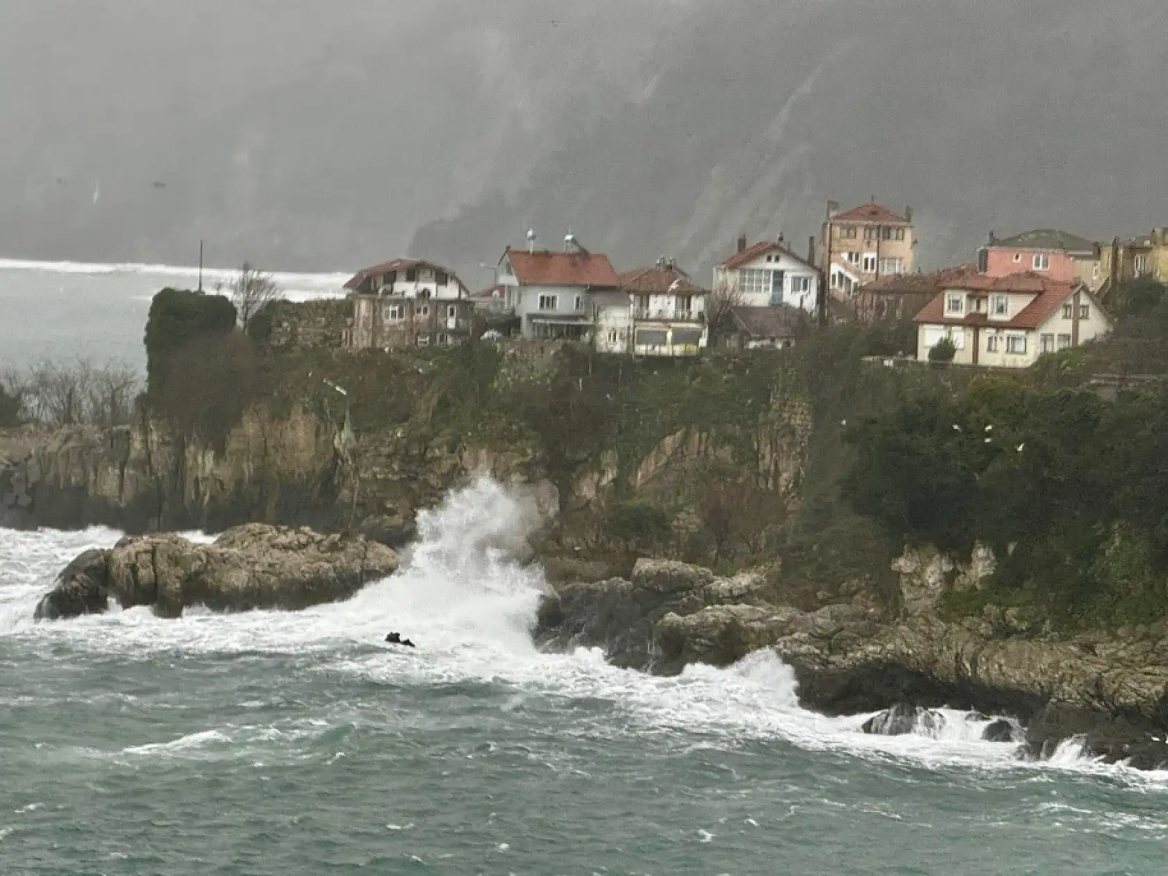 Meteorolojik uyarıdan sonra fırtına çıktı