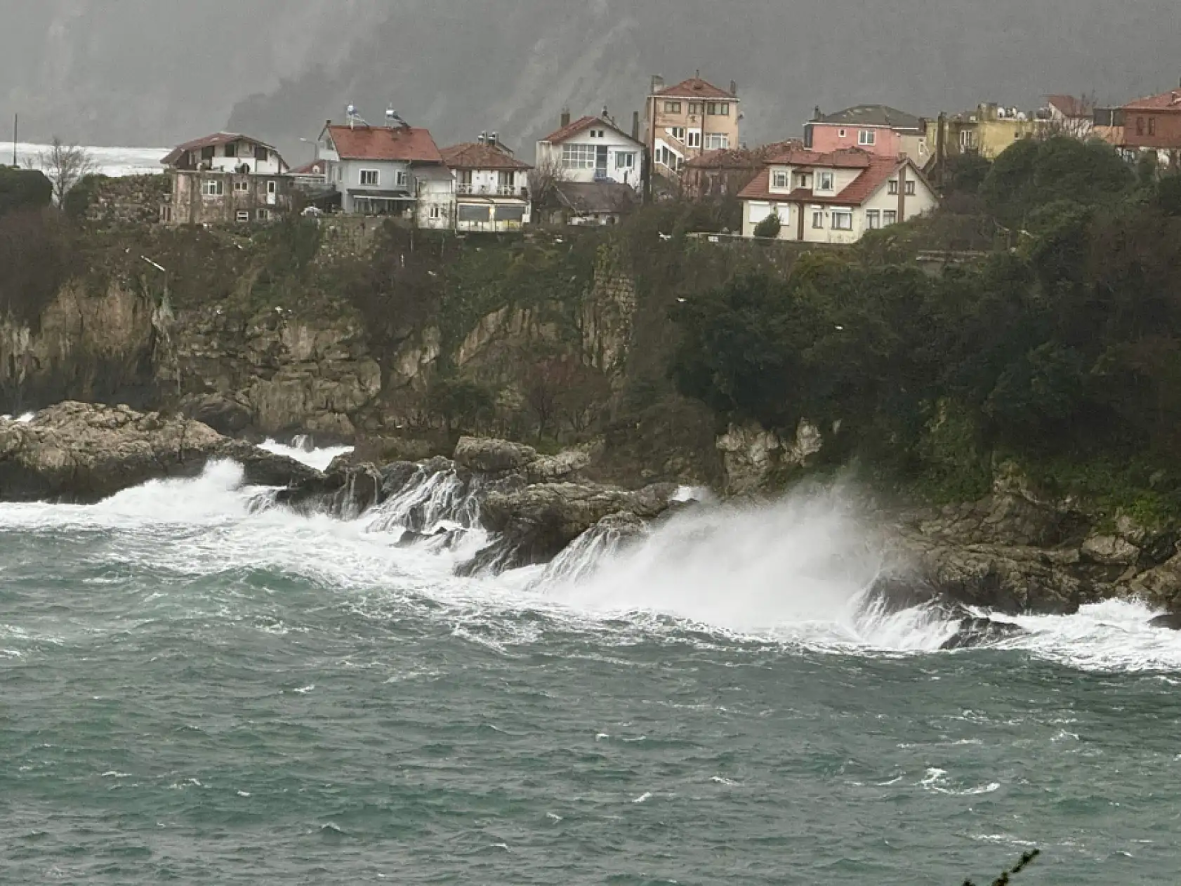 Meteorolojik uyarıdan sonra fırtına çıktı