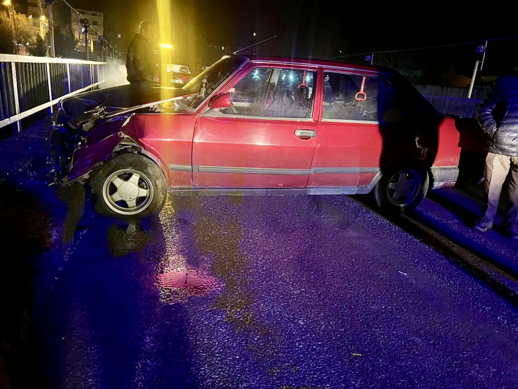 Köprüde korkuluklara çarptı