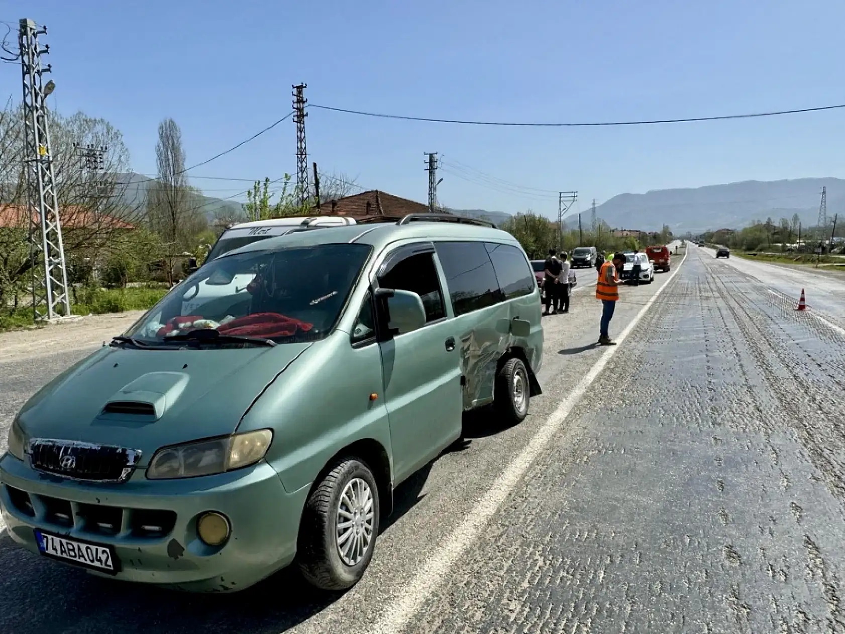 Otomobil ile minibüs çarpıştı