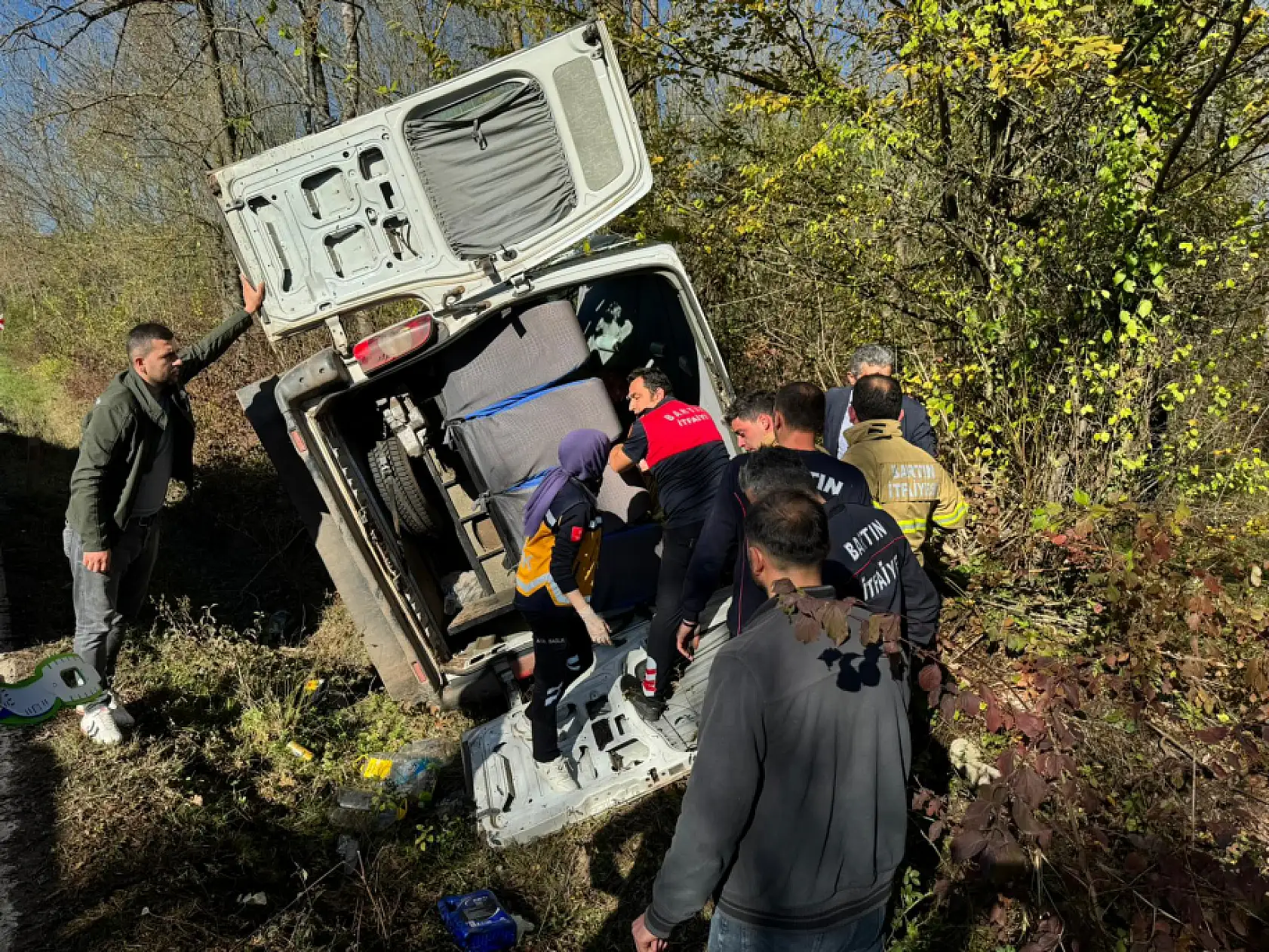 Son dakika, yolcu minibüsü devrildi