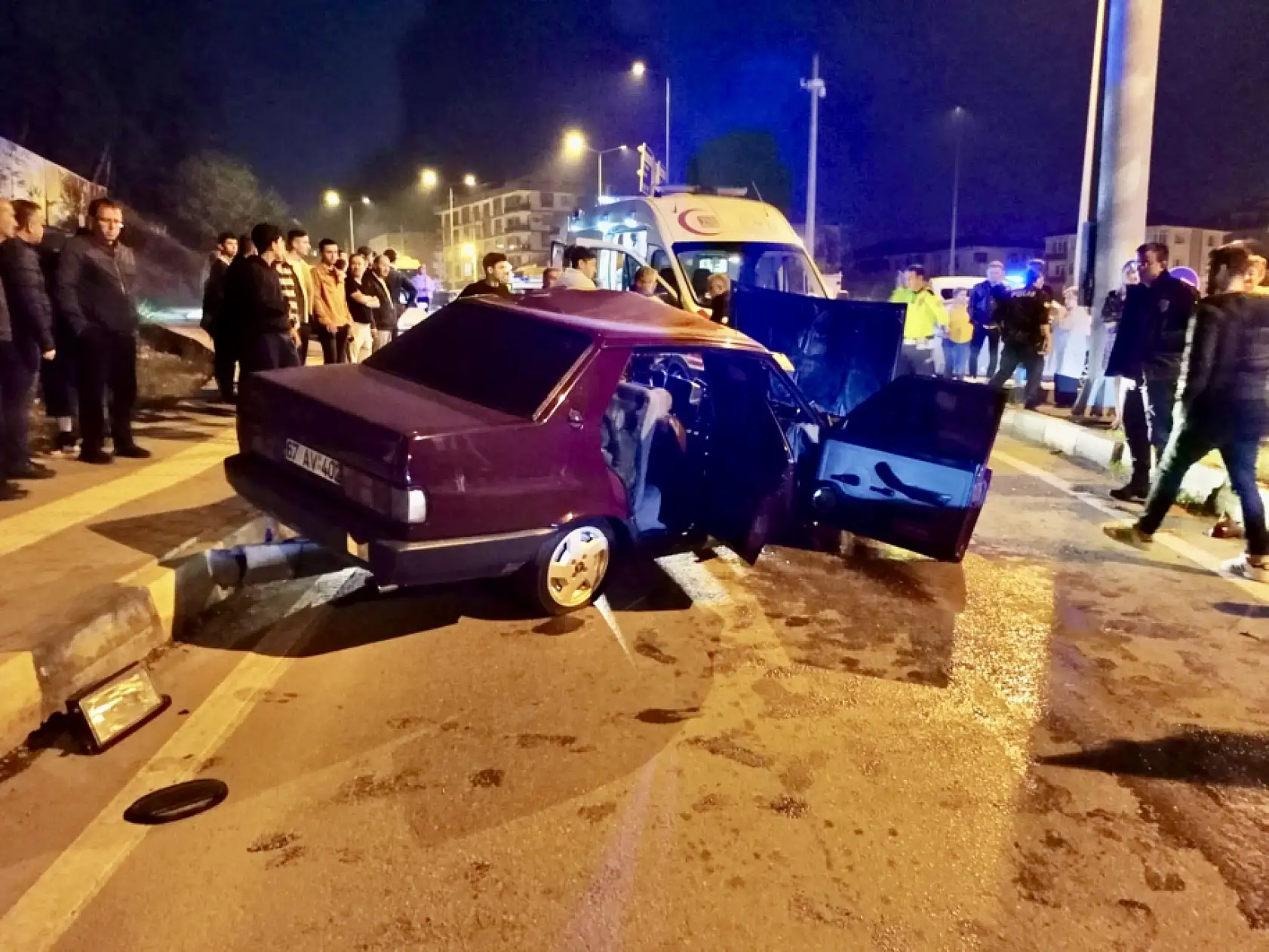 Aydınlatma direğine çarptı