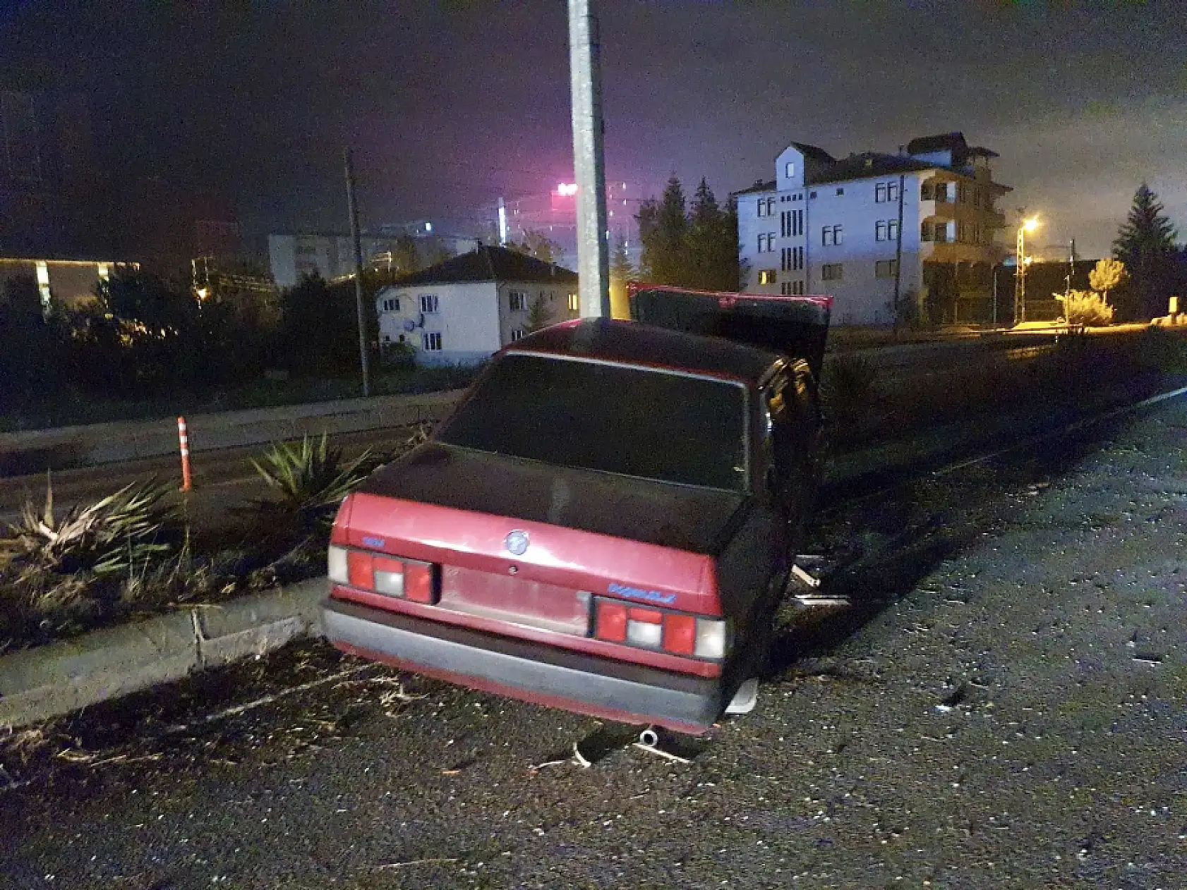 Direğe çarpıp gitti