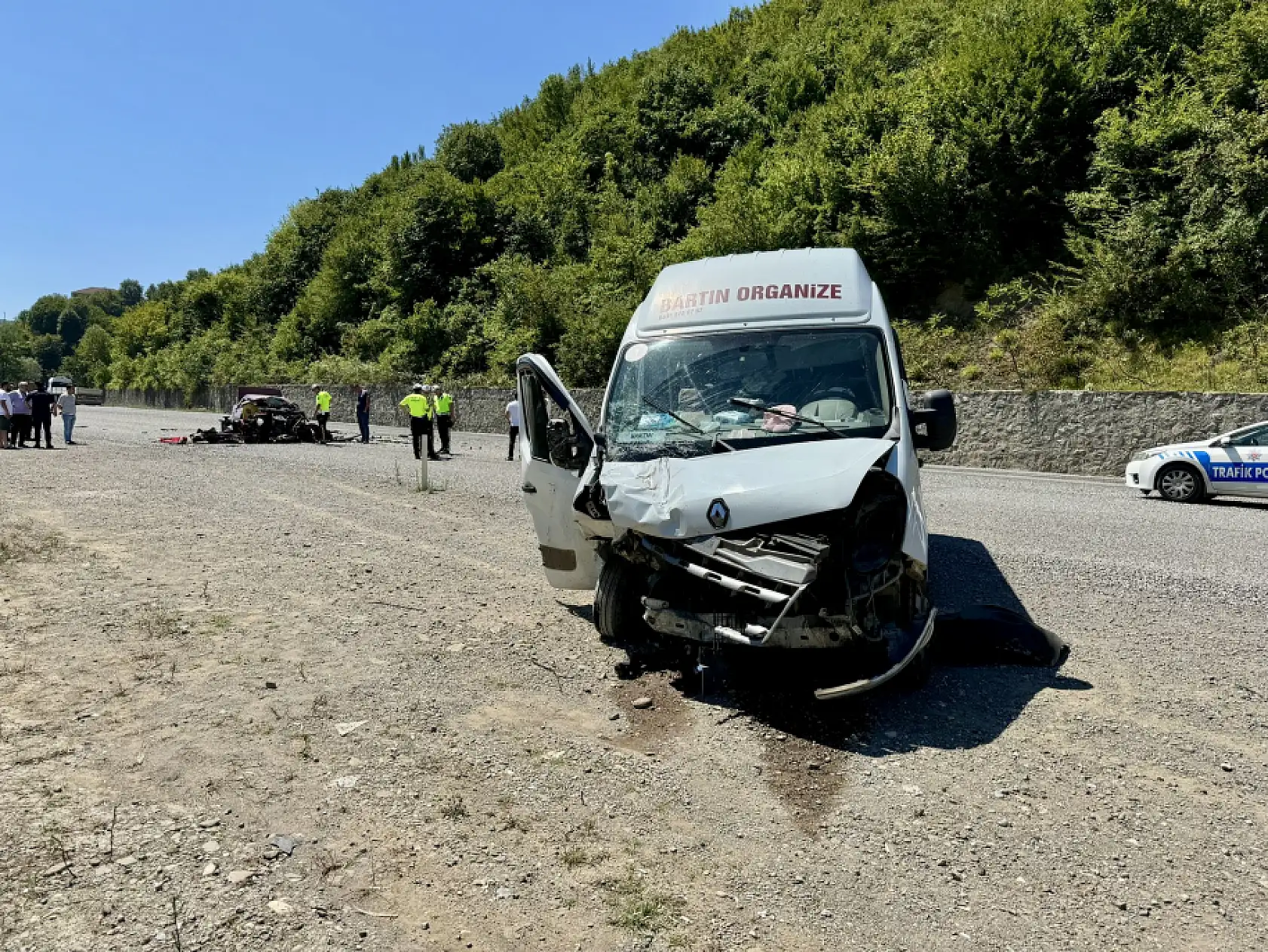 Minibüs ile Otomobil kafa kafaya çarpıştı