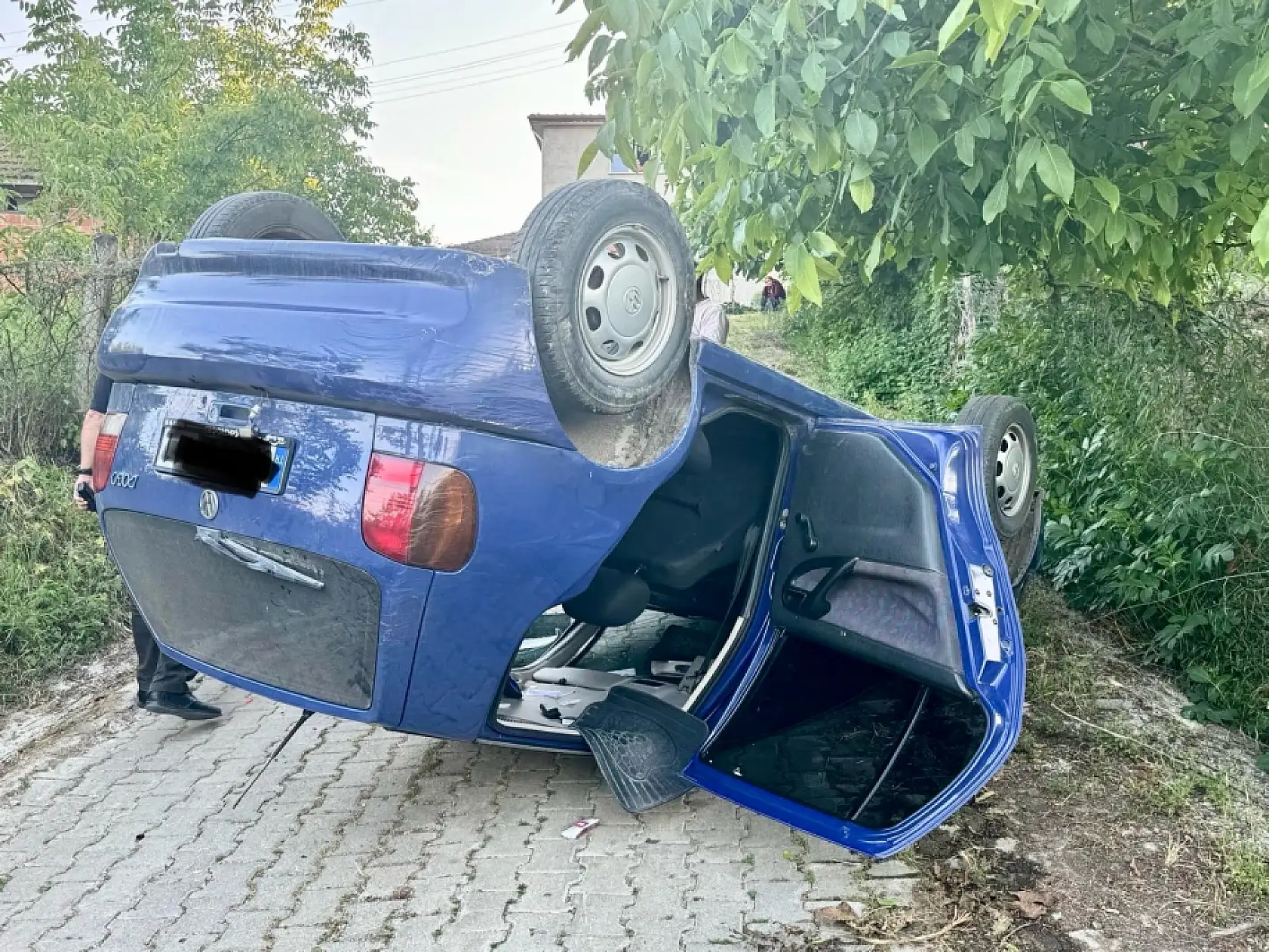 Geri kaçan otomobil ters döndü