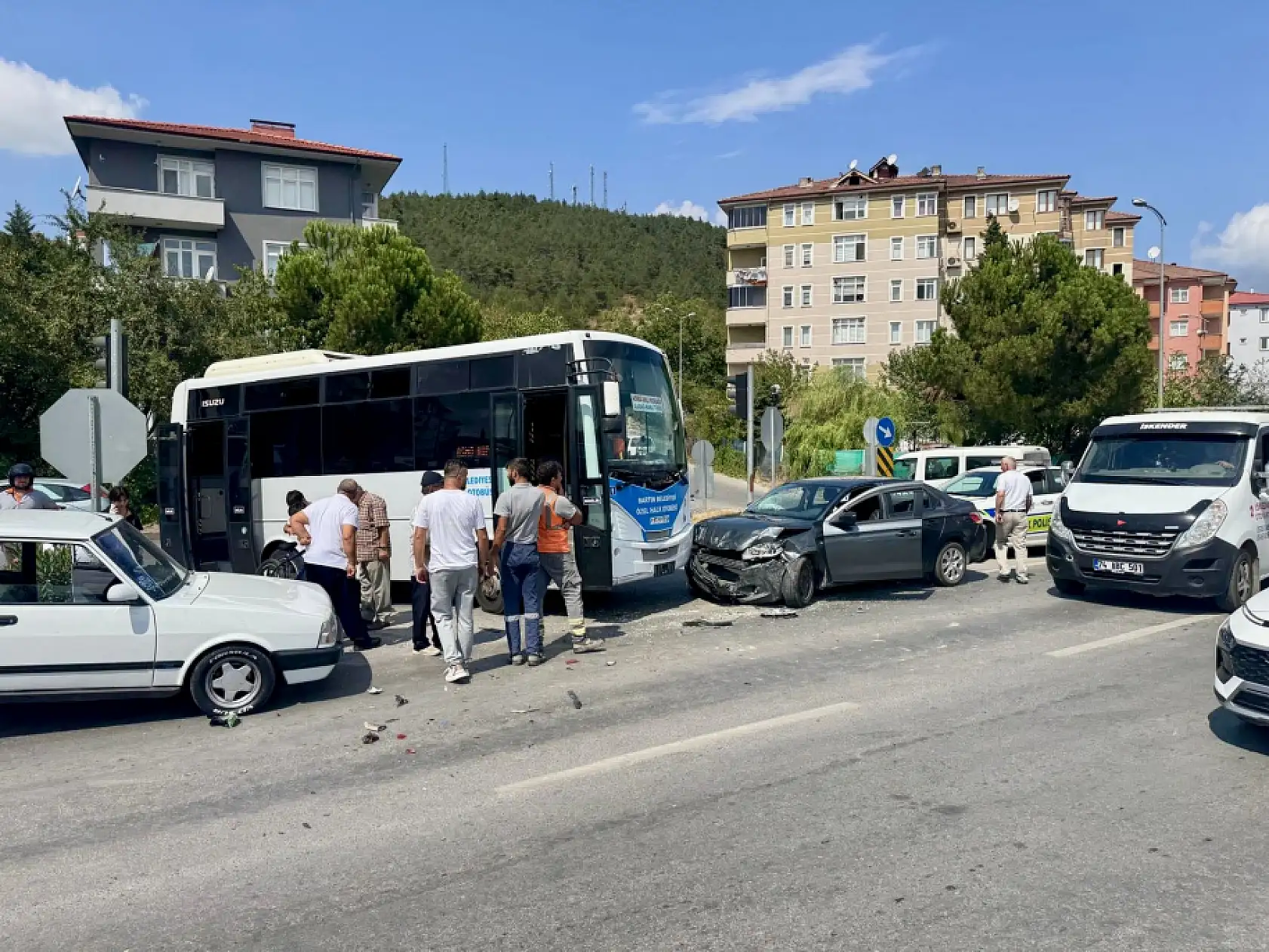 Valilik konut kavşağında zincirleme kaza