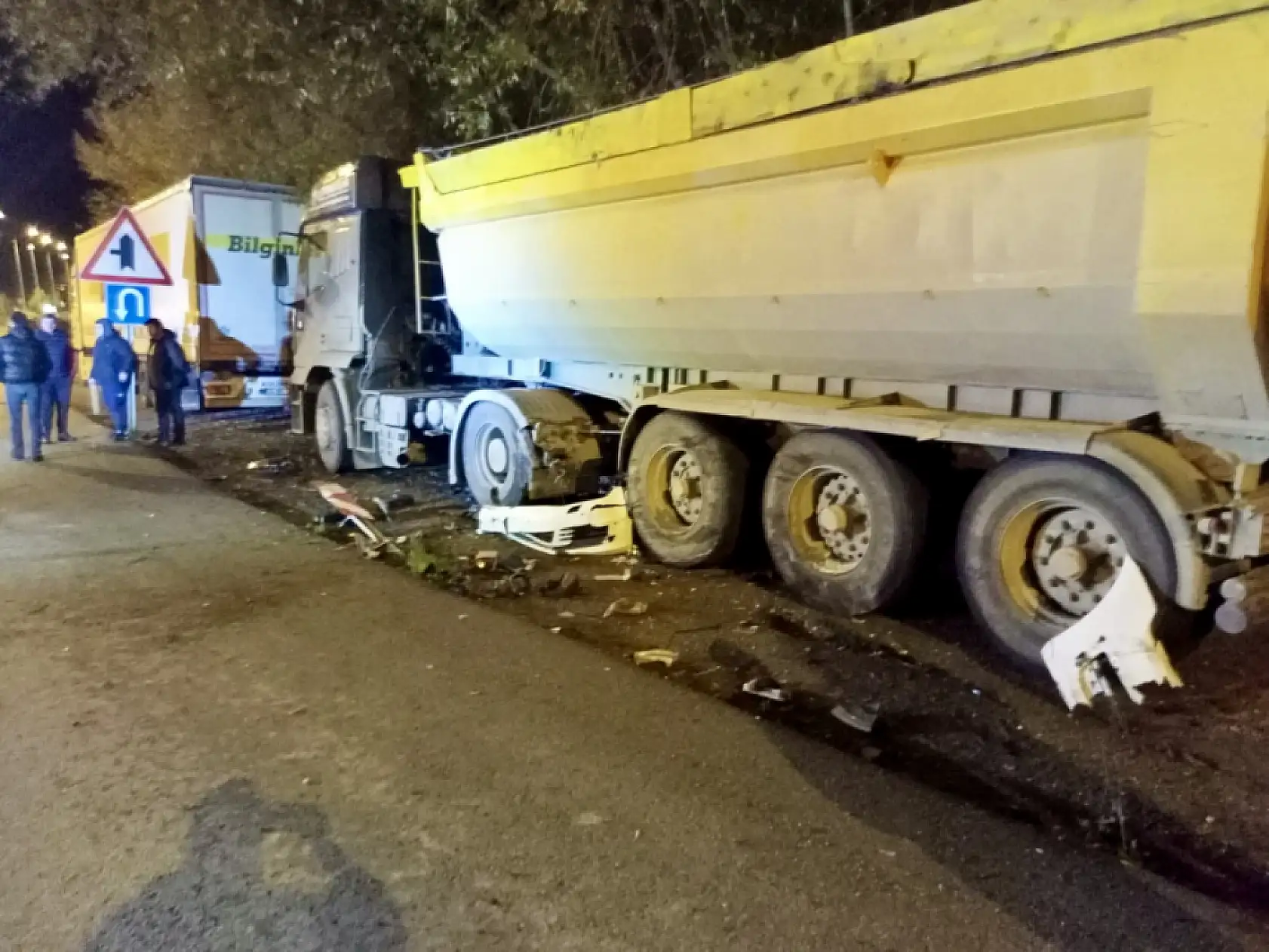 Önce tıra sonra refüje çarptı