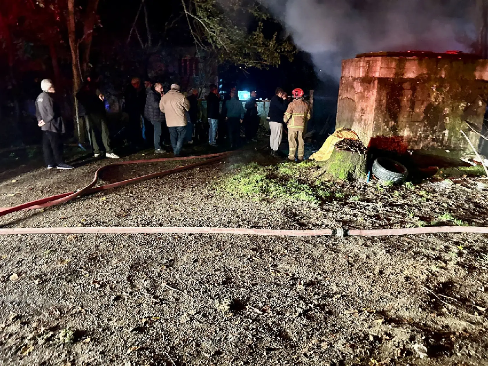 Yıldırım düştü, iki araç yandı