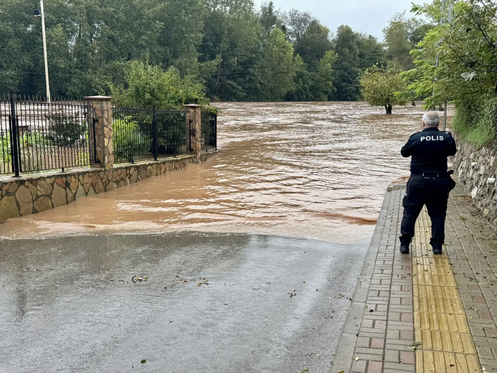Yalı ve çağlayanda ırmak taştı
