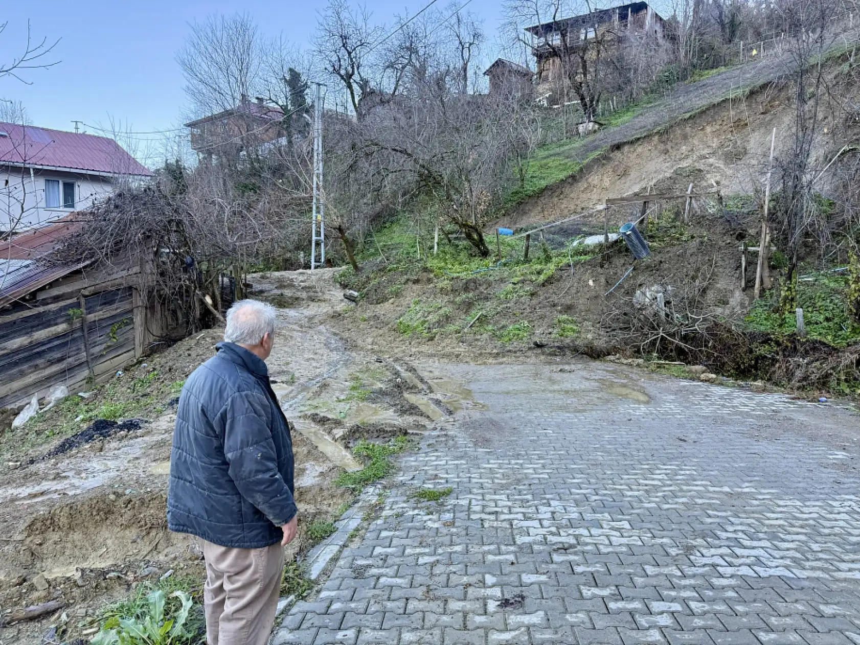 Heyelan nedeniyle yol kapandı