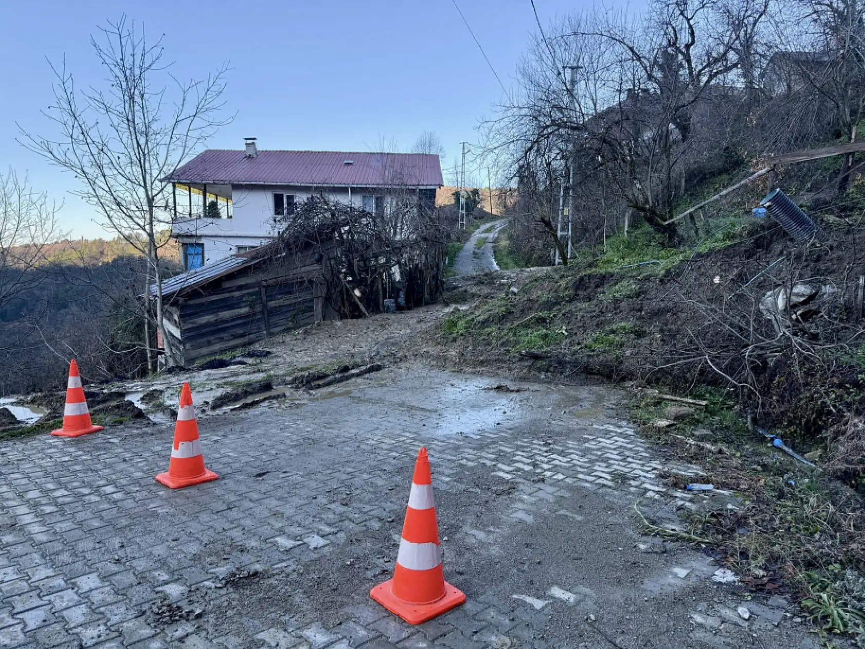 Heyelan nedeniyle yol kapandı