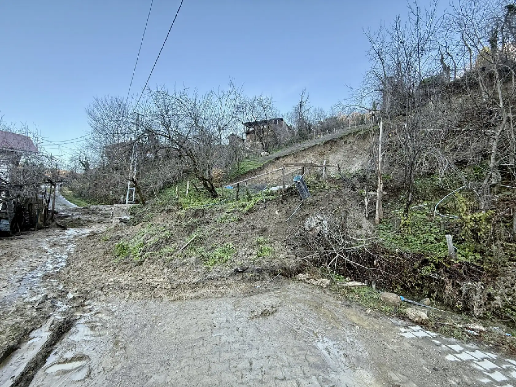 Heyelan nedeniyle yol kapandı