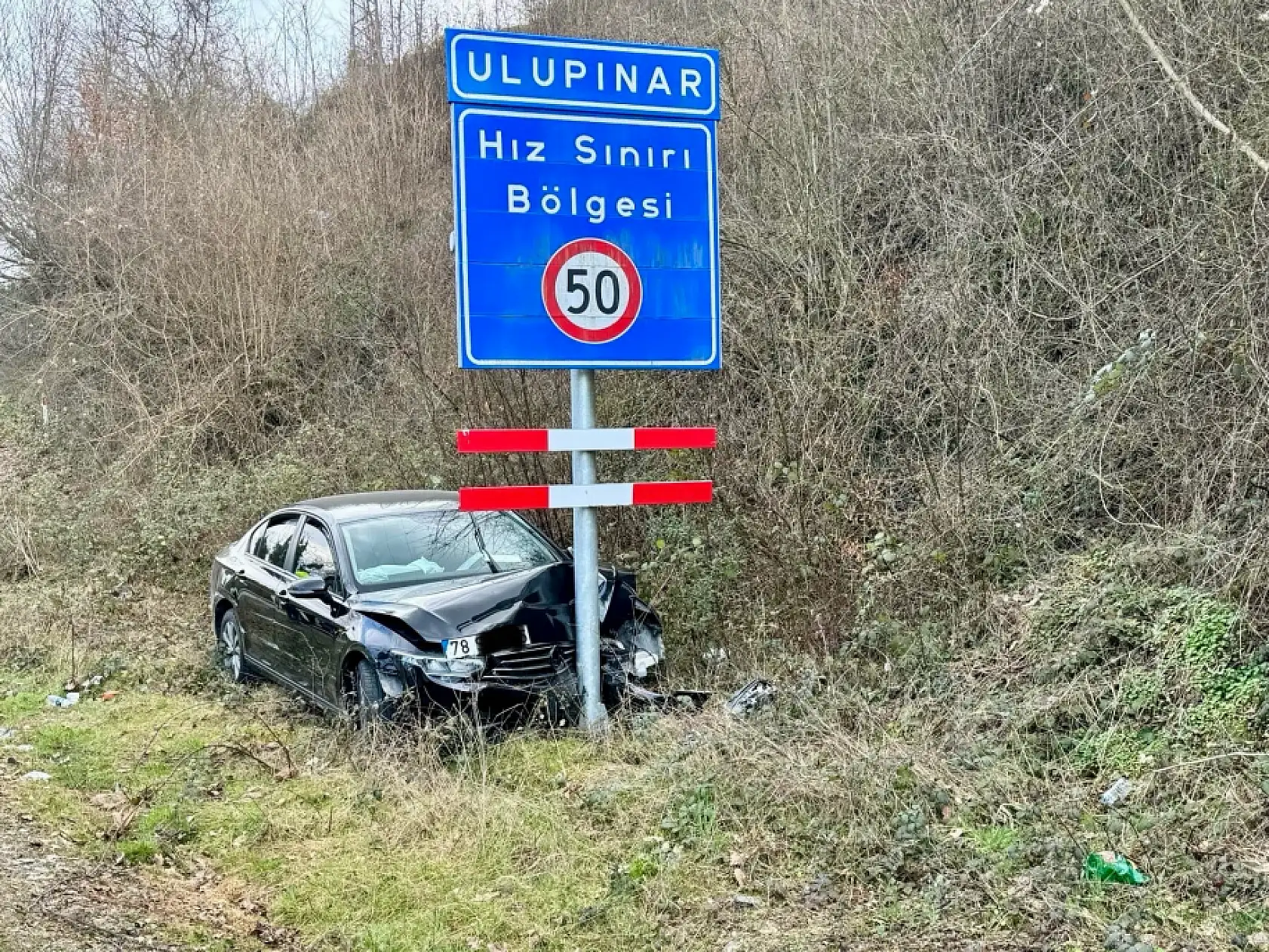 Keskin virajda kontrolden çıktı