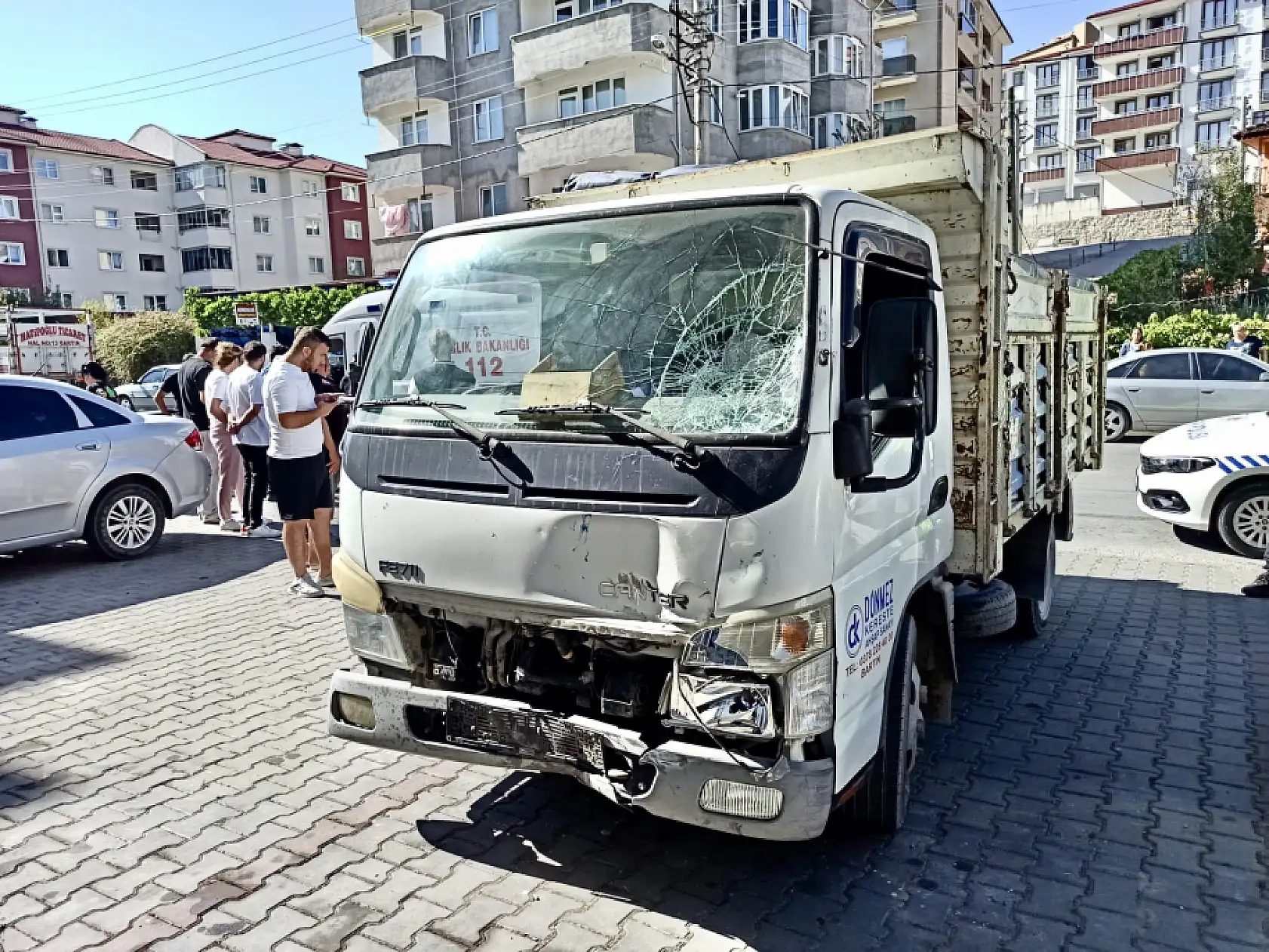 Motosiklet ile kamyonet çarpıştı