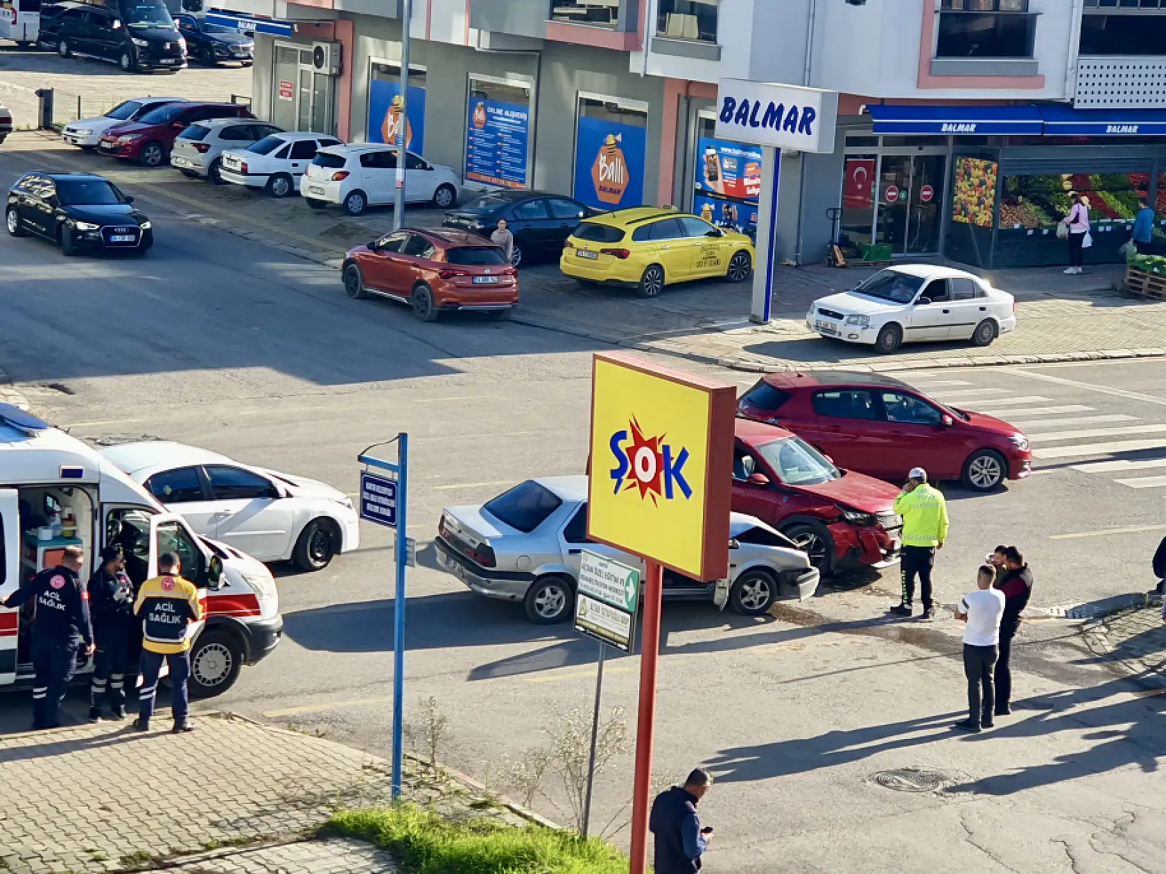 İki araç çarpıştı, 3 yaralı