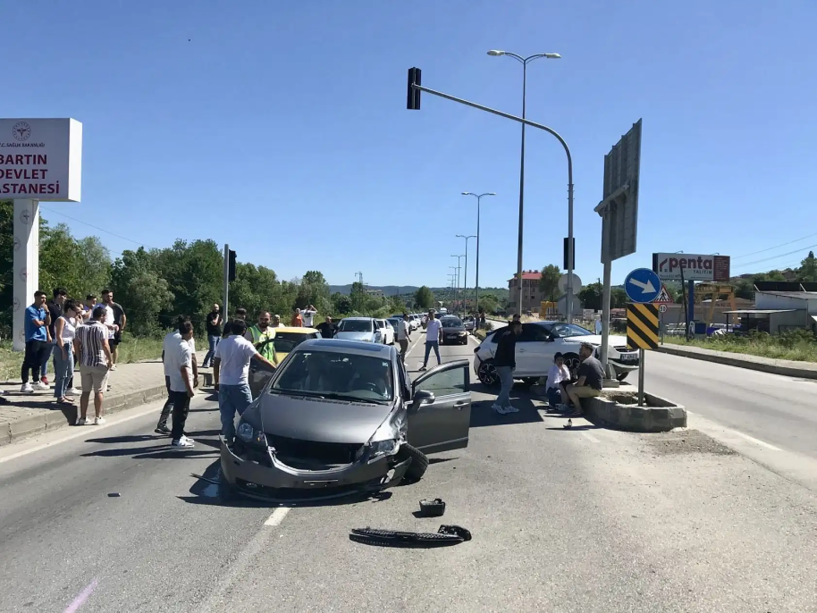 Işıklarda duran iki araca çarptı