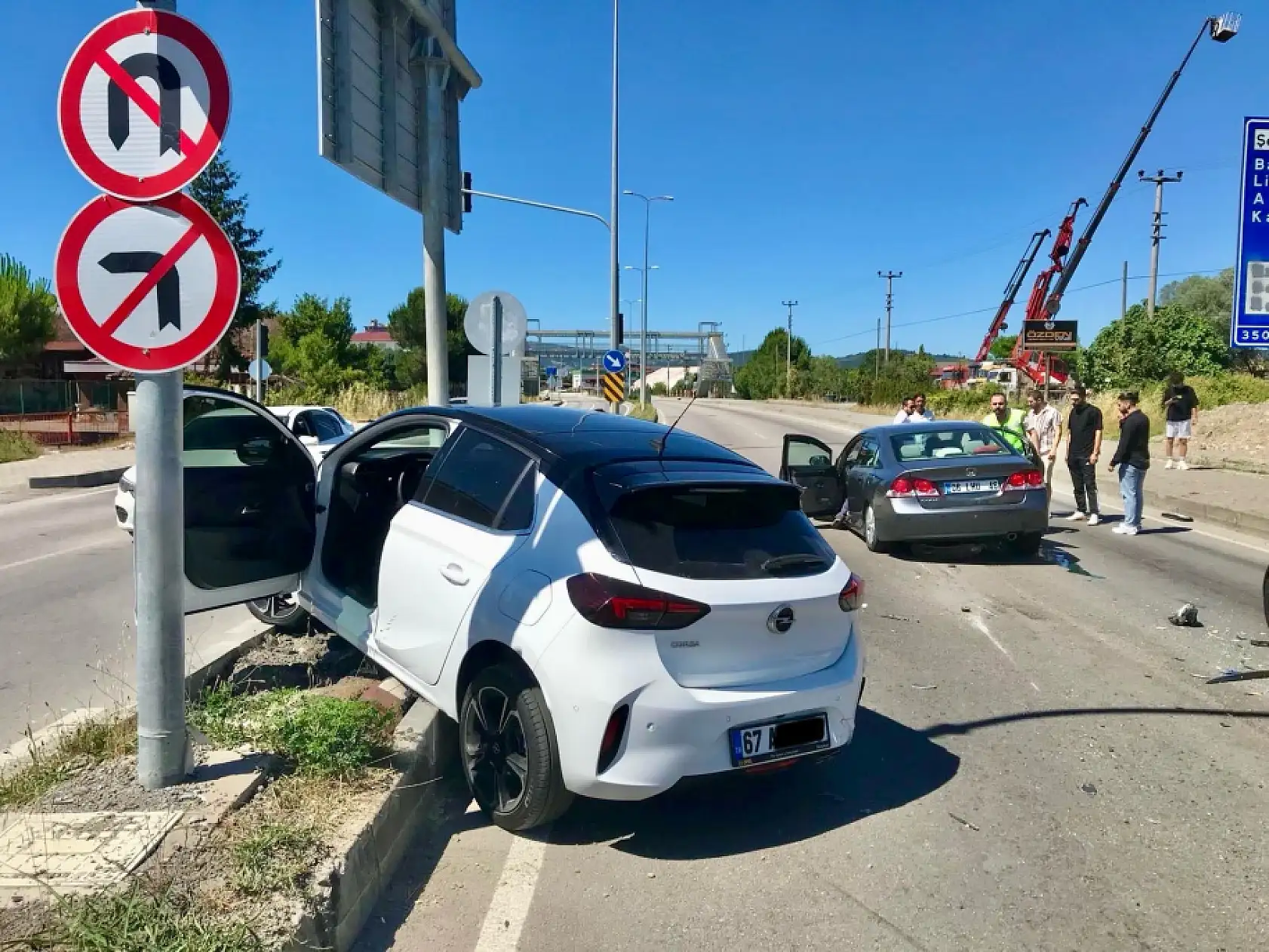 Işıklarda duran iki araca çarptı