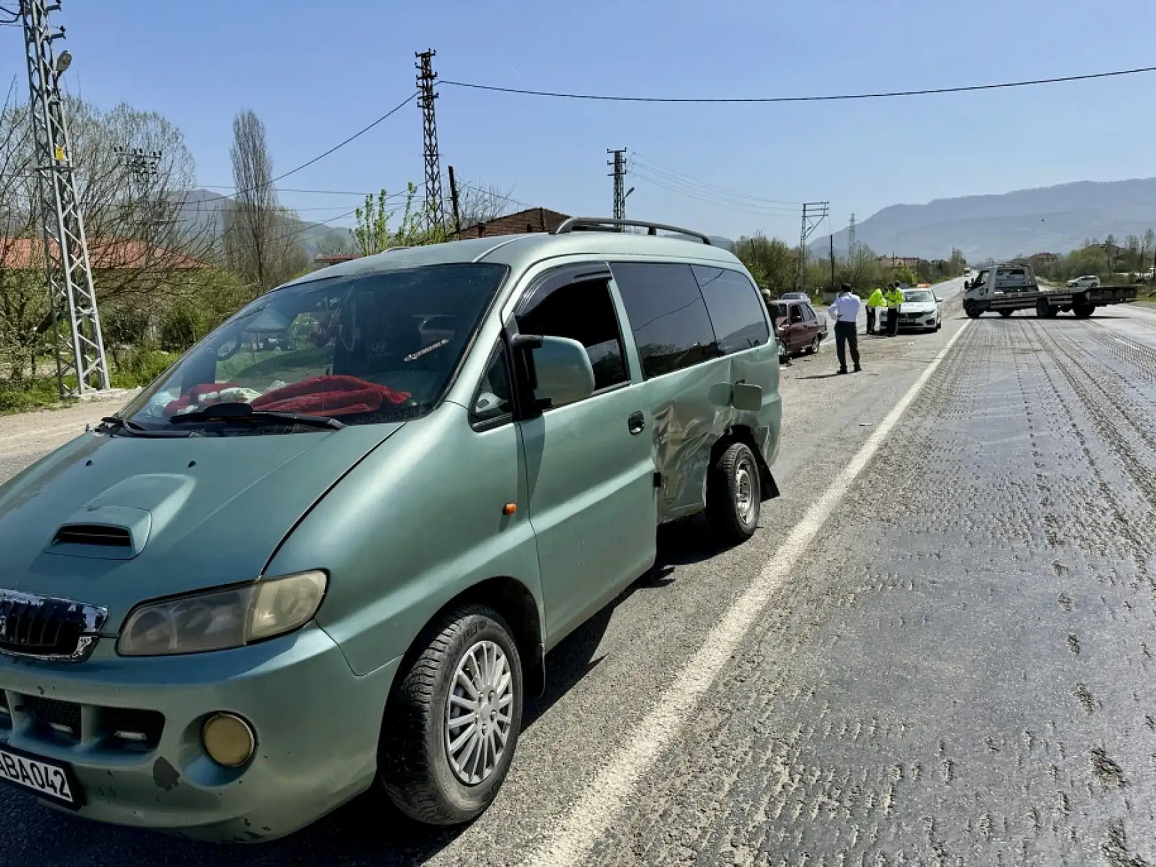 Otomobil ile minibüs çarpıştı