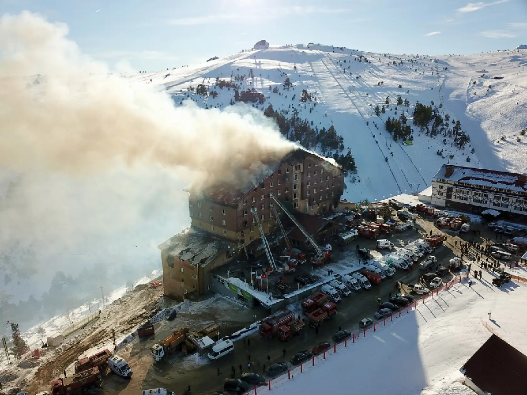 Pencerelerden çarşaflarla inmeye çalıştılar