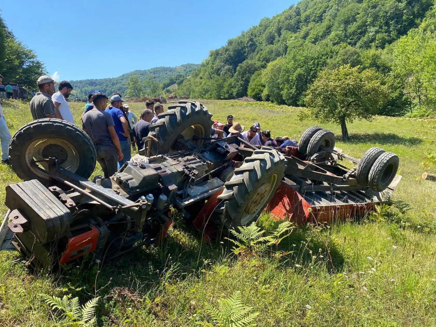 Devrilen traktörün altında can verdi