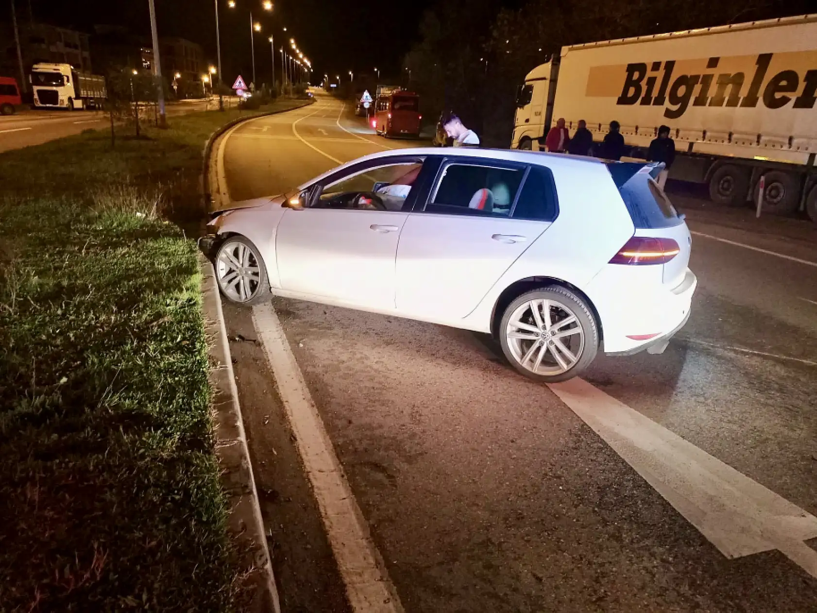 Önce tıra sonra refüje çarptı