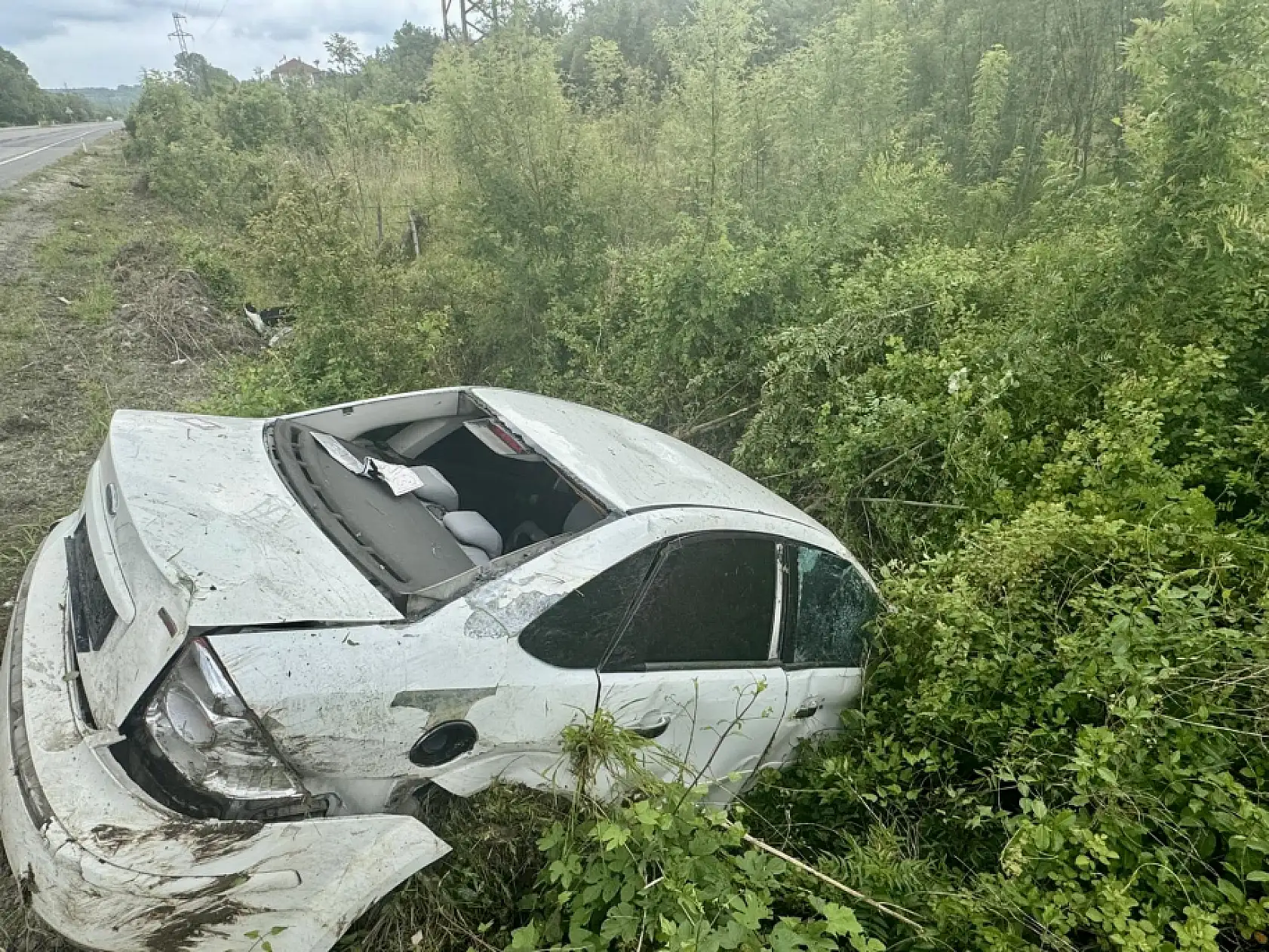 Karşı şeride geçti, şarampole uçtu