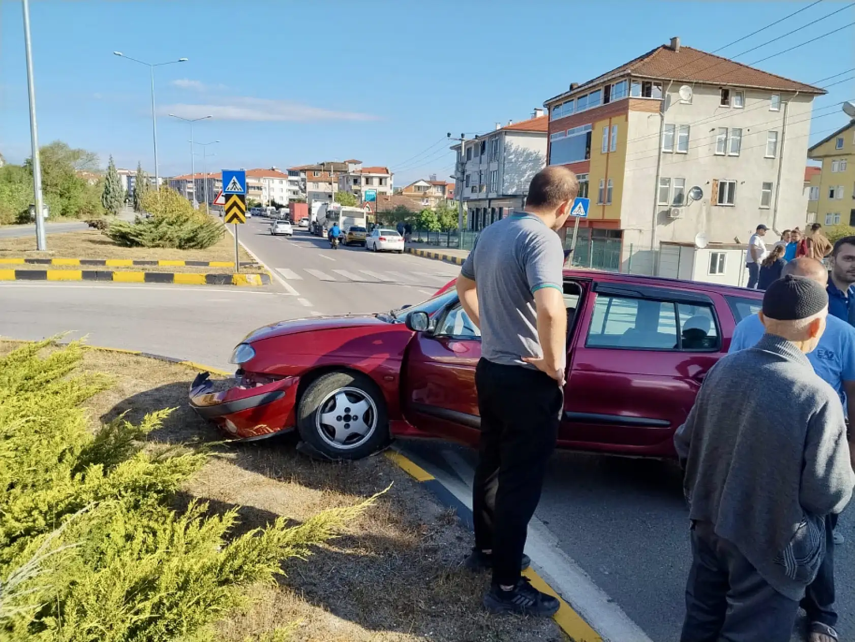 Çarpışan tofaş araziye uçtu